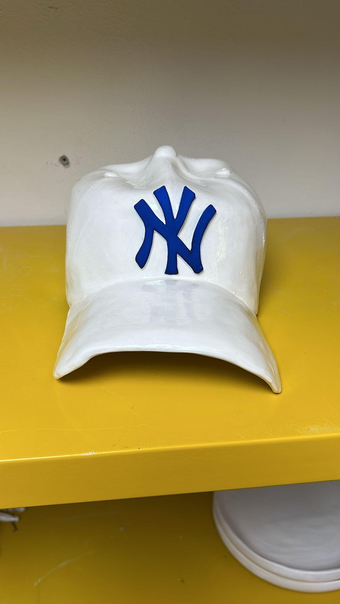 Scultura in ceramica del CAP dei NY Yankees (bianco) - scultura figurativa in vendita 7