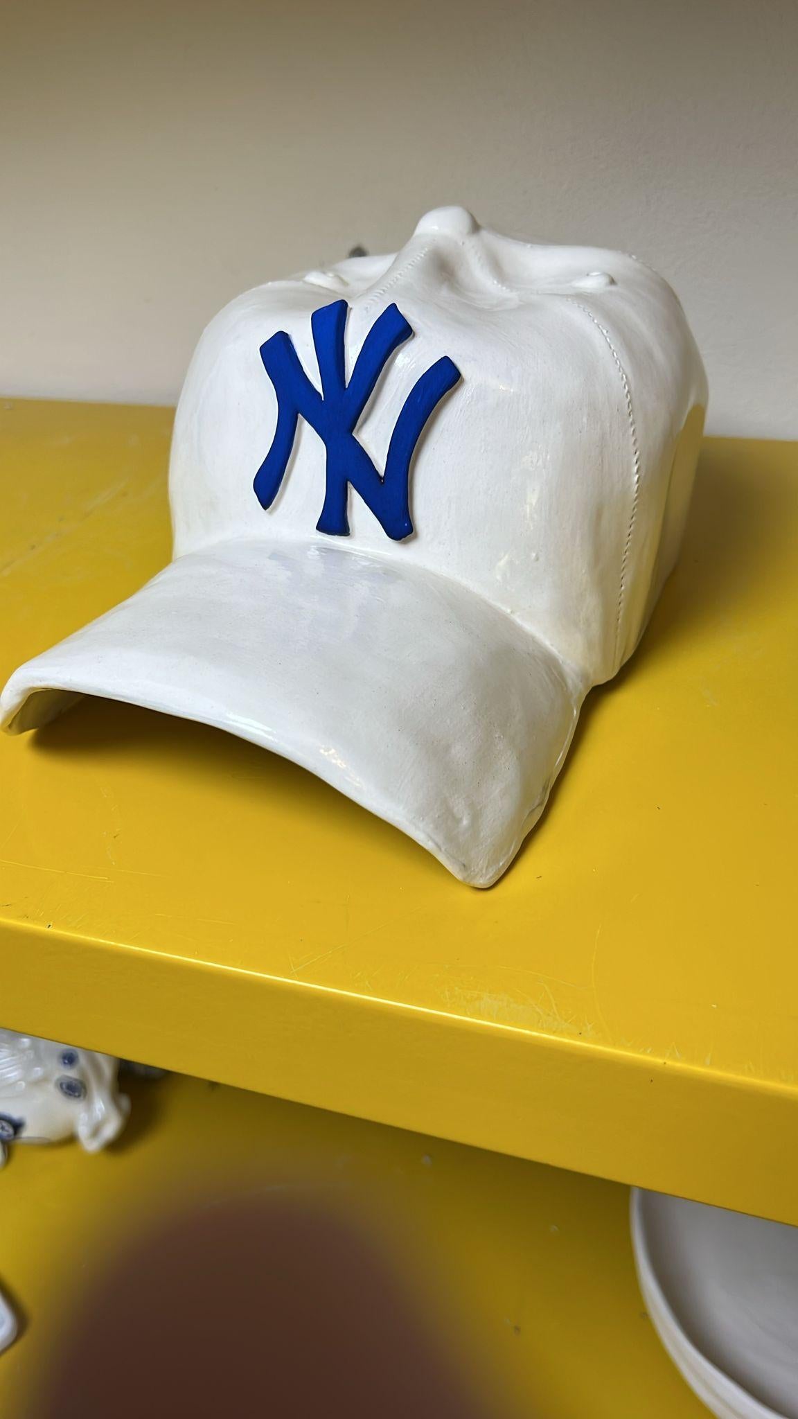 Scultura in ceramica del CAP dei NY Yankees (bianco) - scultura figurativa in vendita 8