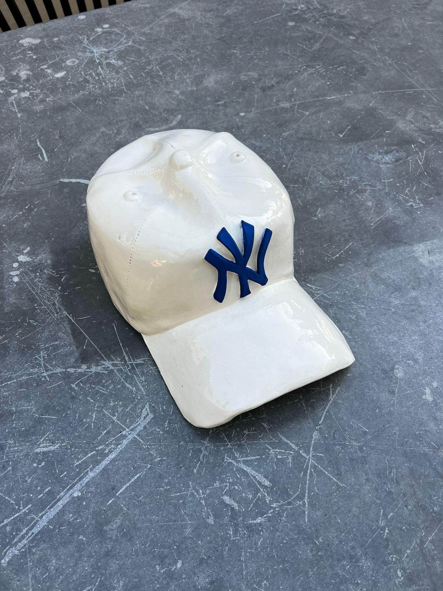 Scultura in ceramica del CAP dei NY Yankees (bianco) - scultura figurativa - Sculpture di Yael Yanay