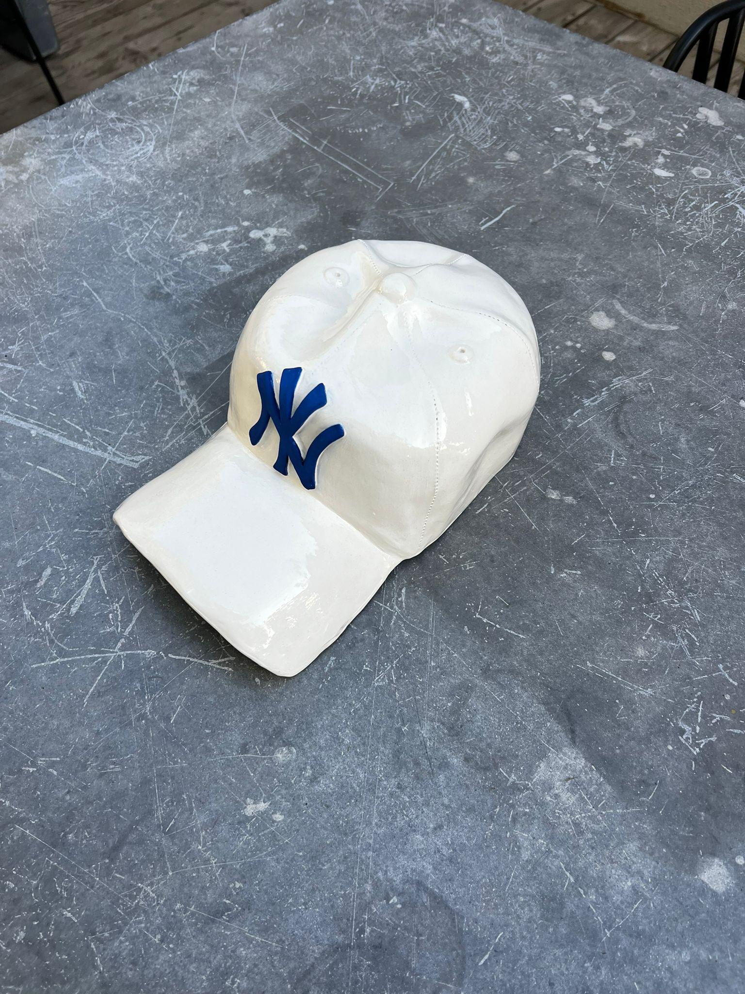 Scultura in ceramica del CAP dei NY Yankees (bianco) - scultura figurativa - Figurative Sculpture Grigio di Yael Yanay