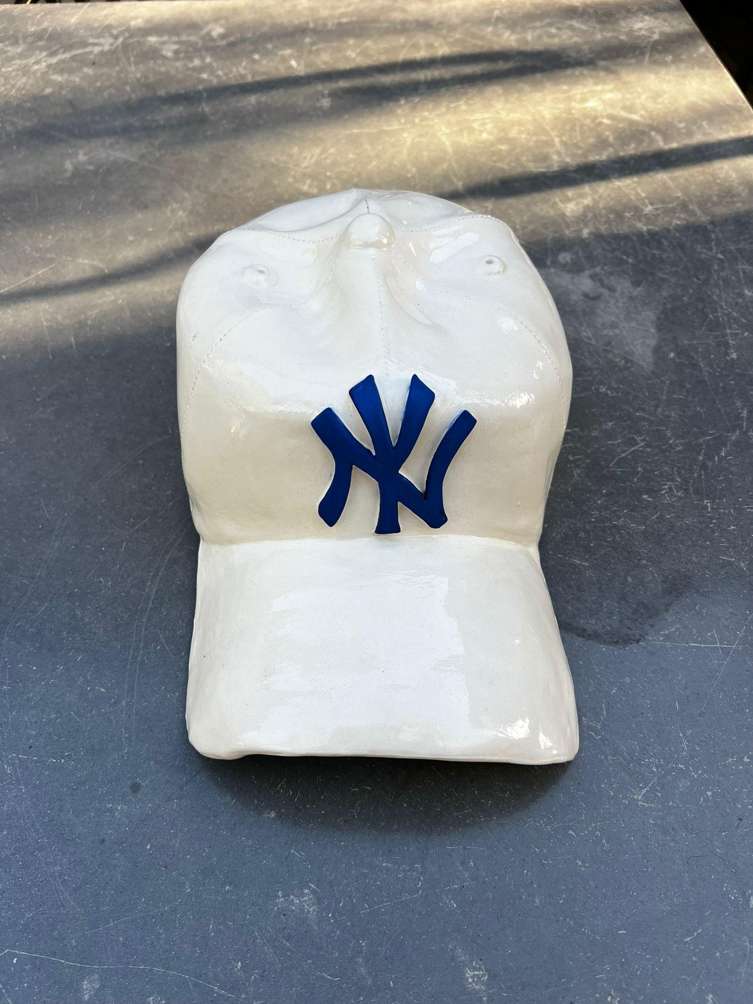 Questo bellissimo berretto dei NY Yankees in ceramica, unico nel suo genere e realizzato a mano, appartiene all'ultimo lavoro di Yael Yanay.

Questi cappelli in ceramica realizzati a mano  sono meticolosamente progettati per assomigliare agli