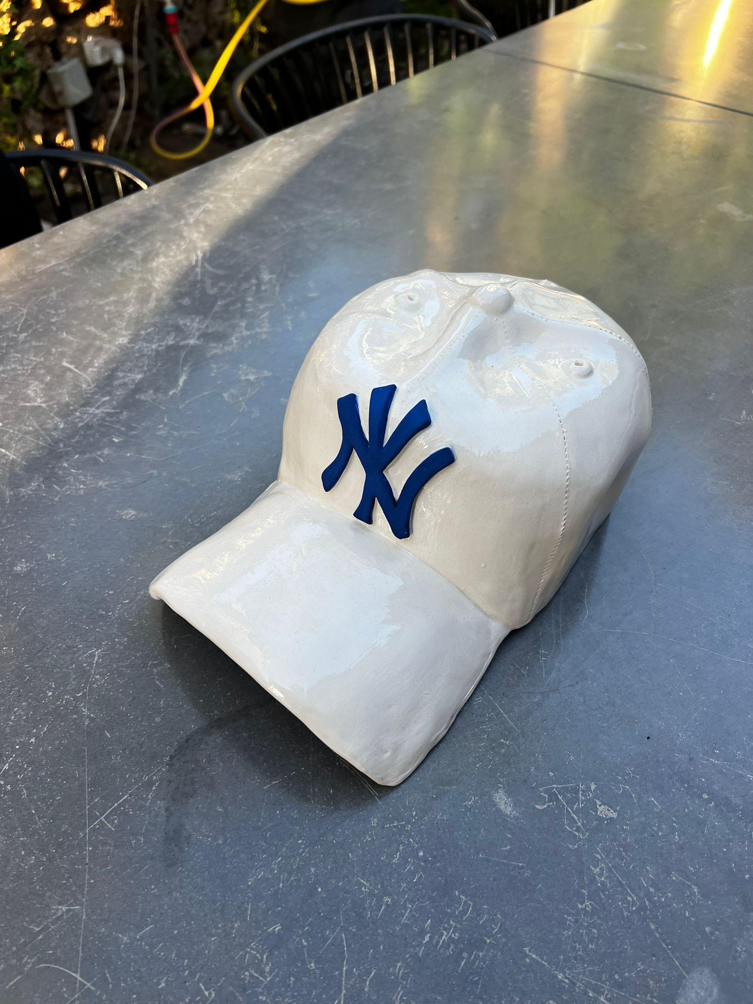 Scultura in ceramica del CAP dei NY Yankees (bianco) - scultura figurativa in vendita 1
