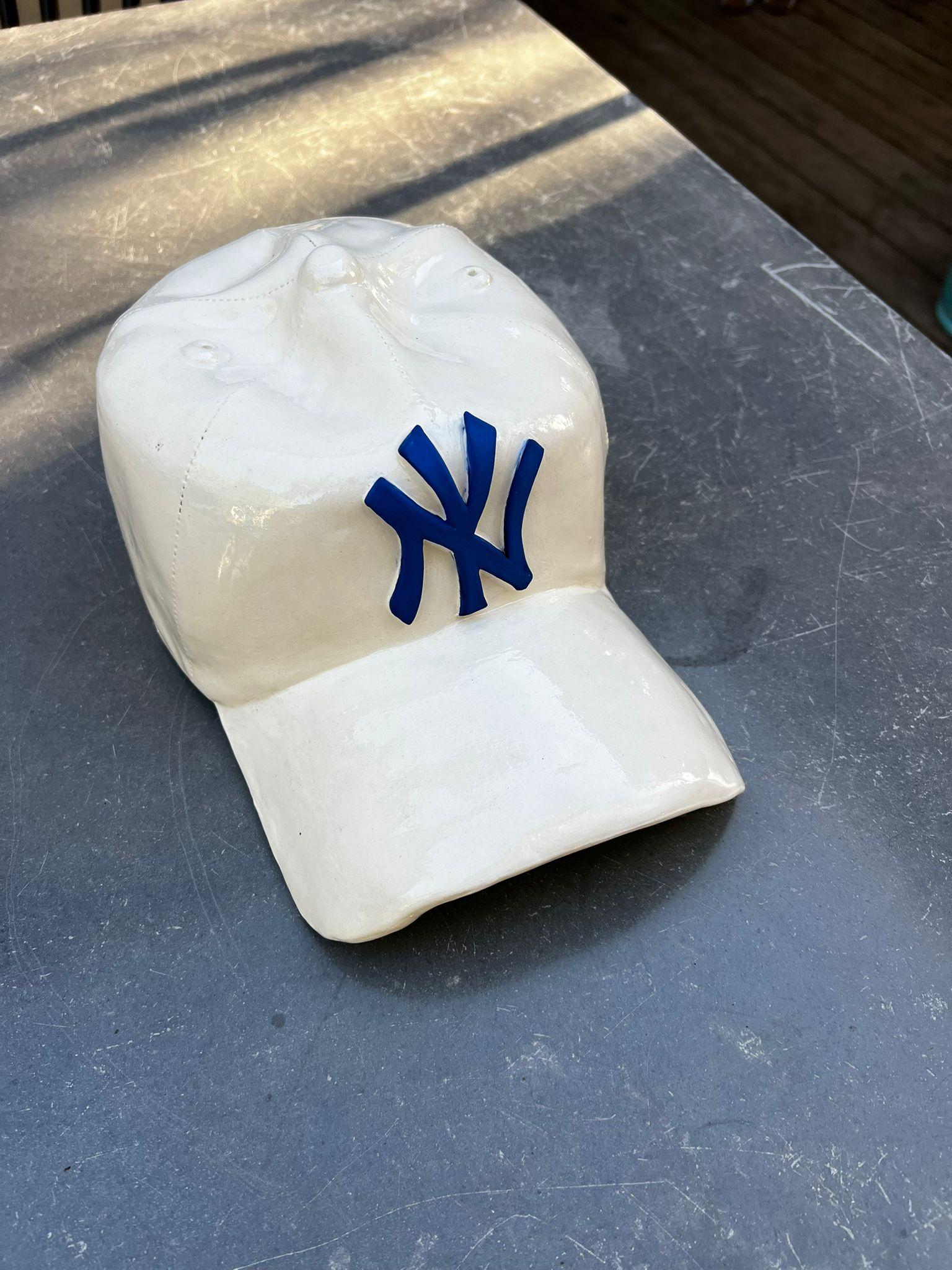 Scultura in ceramica del CAP dei NY Yankees (bianco) - scultura figurativa in vendita 2