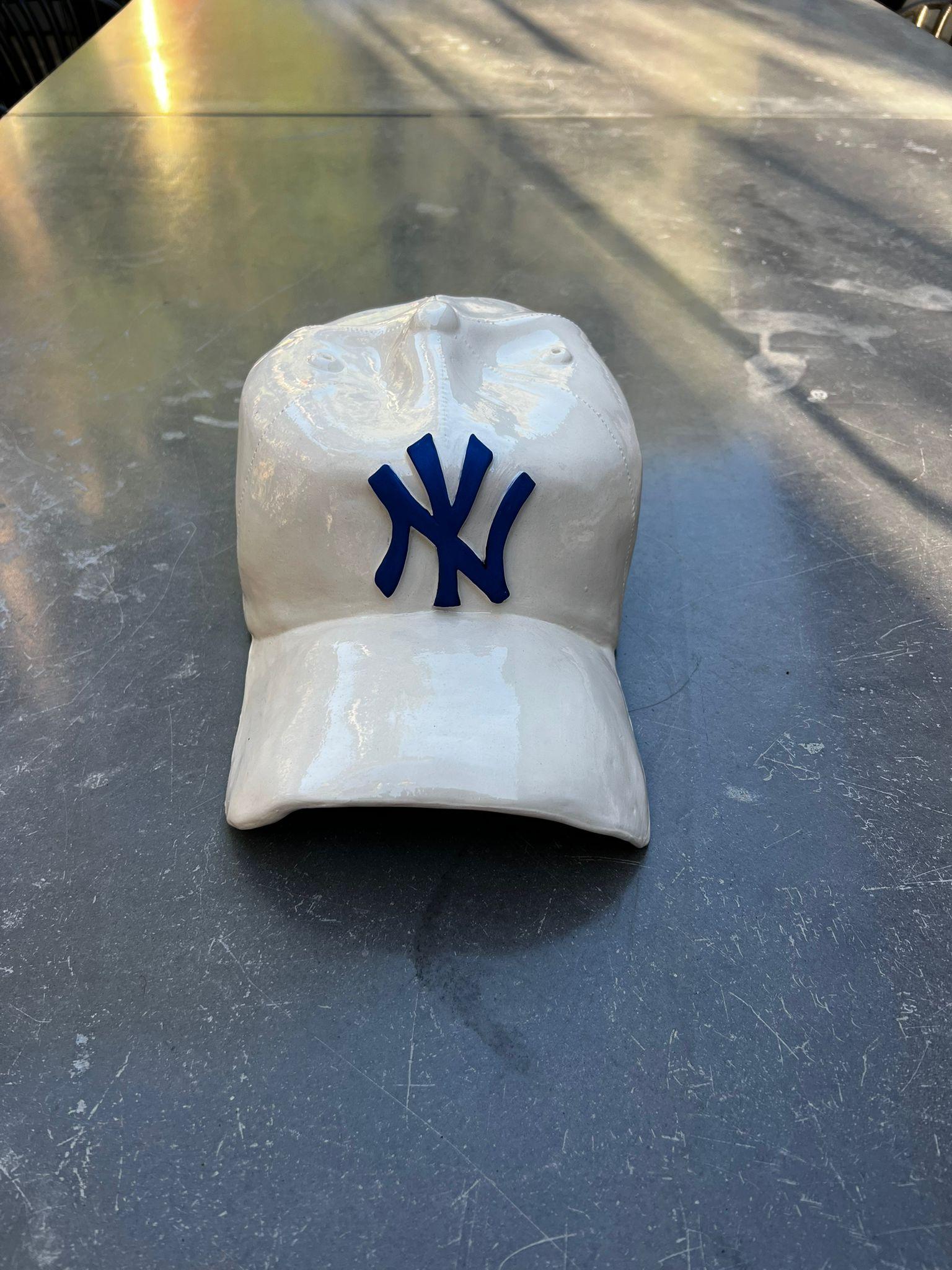 Scultura in ceramica del CAP dei NY Yankees (bianco) - scultura figurativa in vendita 3