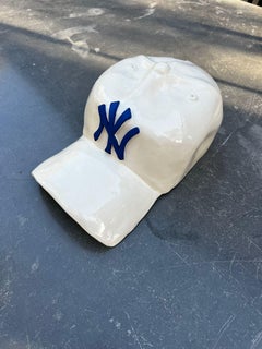 Escultura de cerámica doble gorra de los NY Yankees (azul y blanca) - escultura figurativa