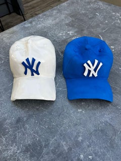 Double Ceramic NY Yankees Cap Skulptur (blau und weiß) – figurative Skulptur