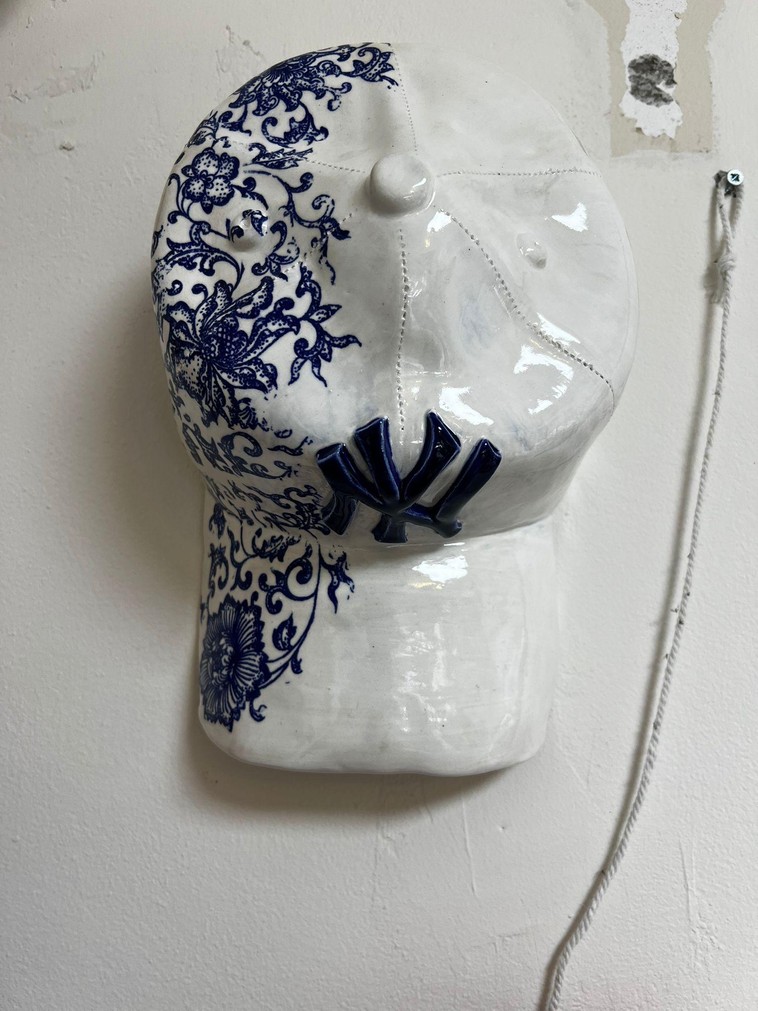 Empire Blaue Yankees-Kappenskulptur aus Keramik NY, figurative Skulptur im Angebot 8