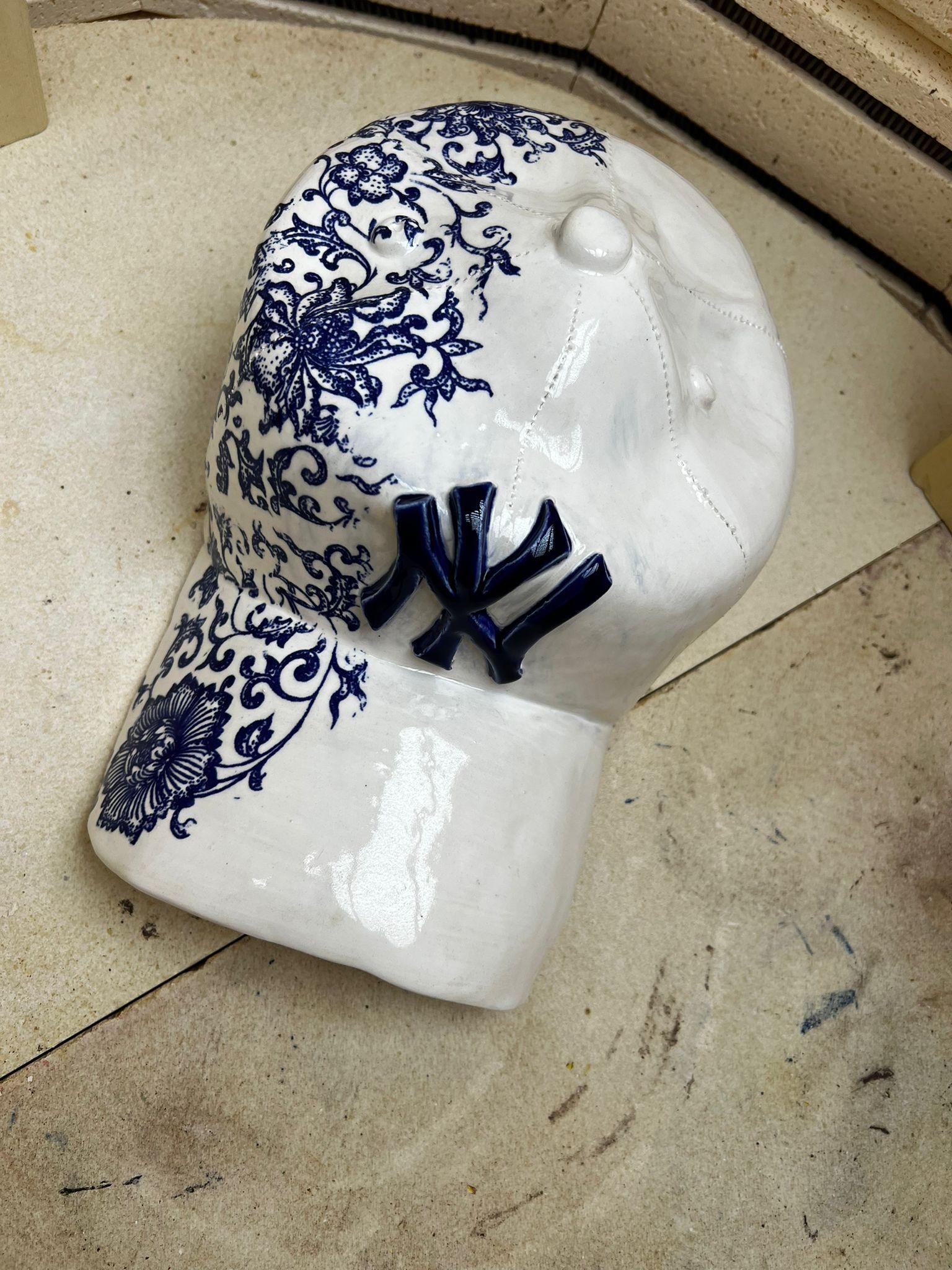 Empire Blaue Yankees-Kappenskulptur aus Keramik NY, figurative Skulptur im Angebot 10