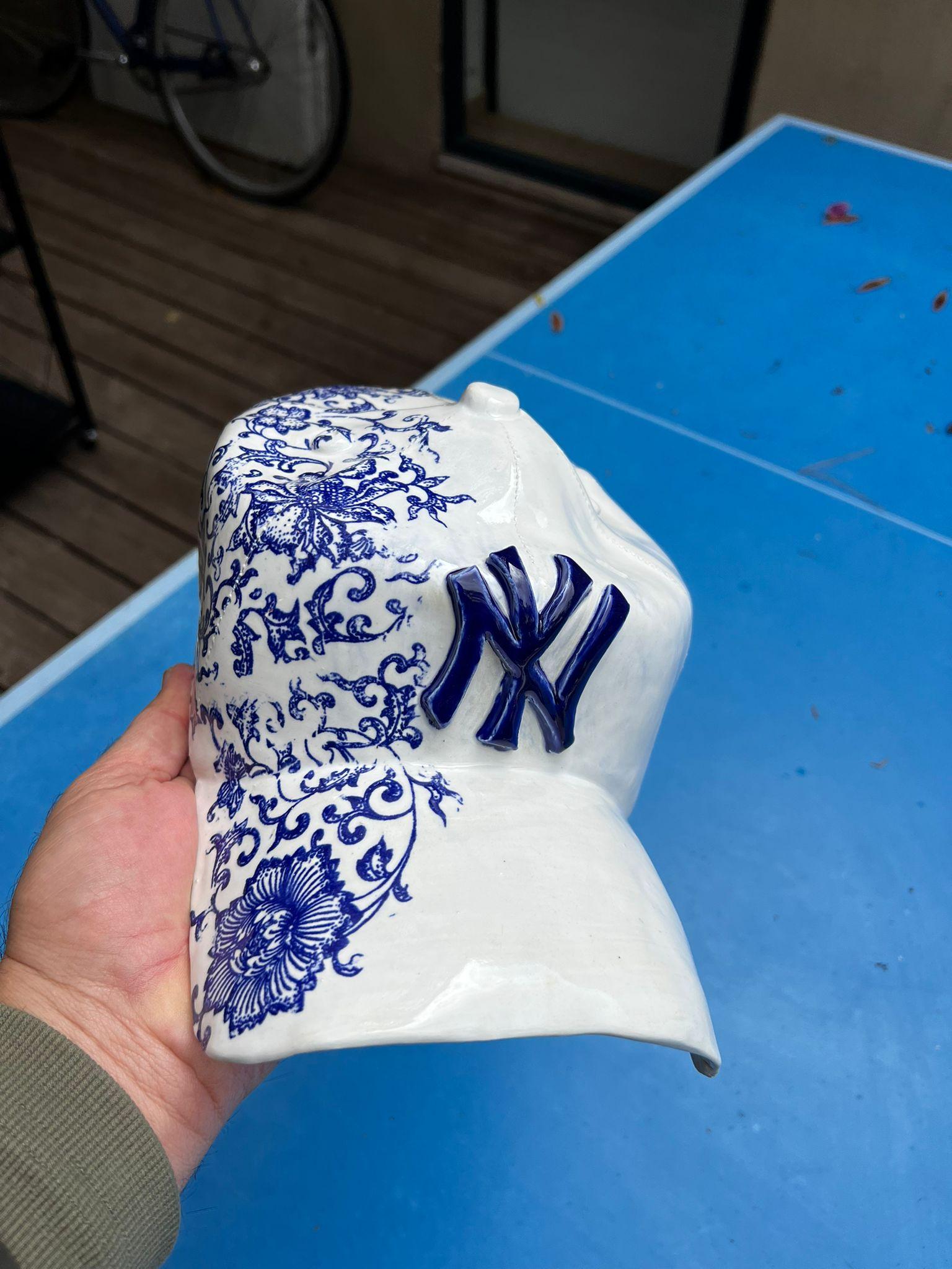 Empire Blaue Yankees-Kappenskulptur aus Keramik NY, figurative Skulptur im Angebot 11