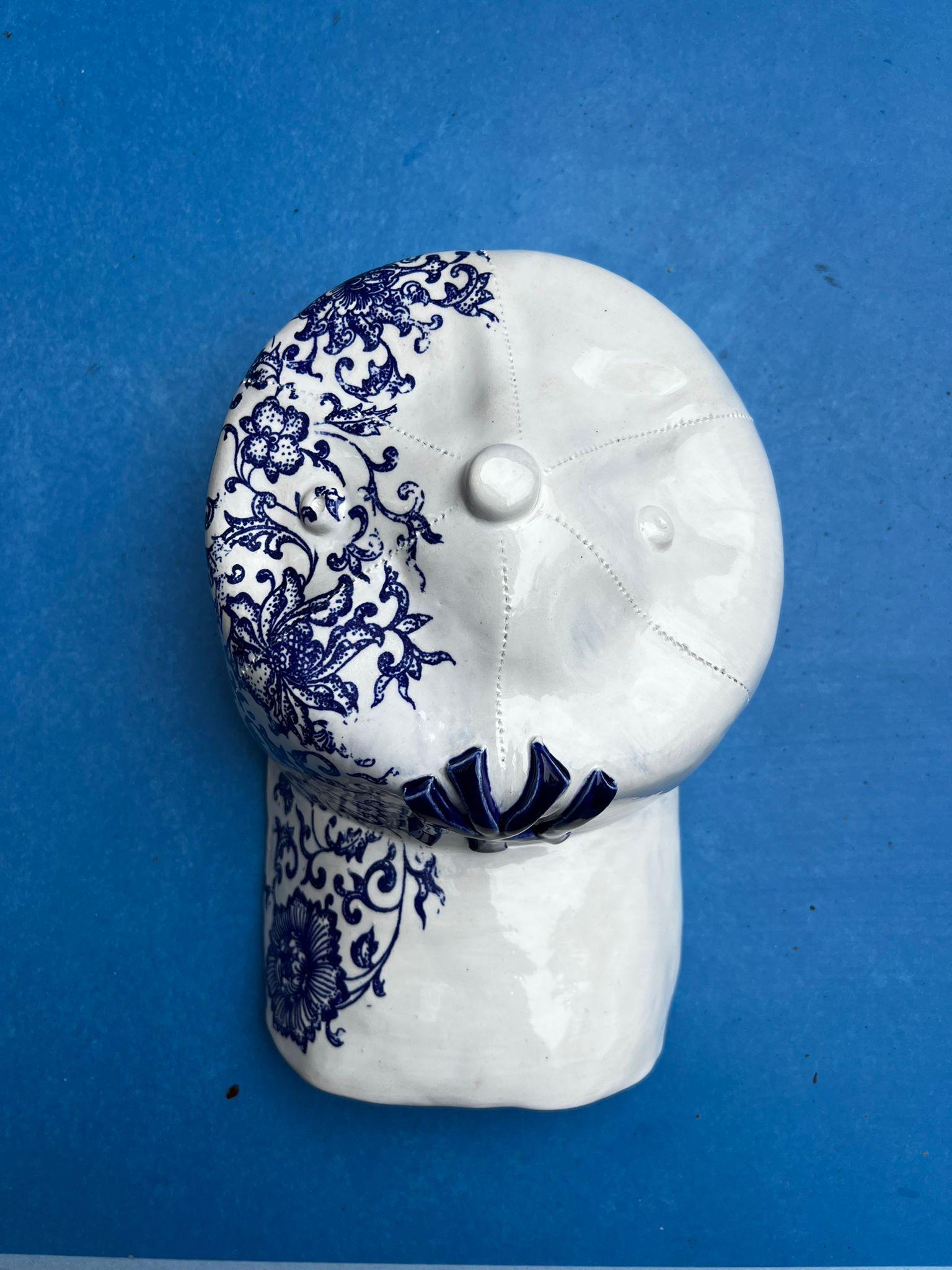 Empire Blaue Yankees-Kappenskulptur aus Keramik NY, figurative Skulptur – Sculpture von Yael Yanay