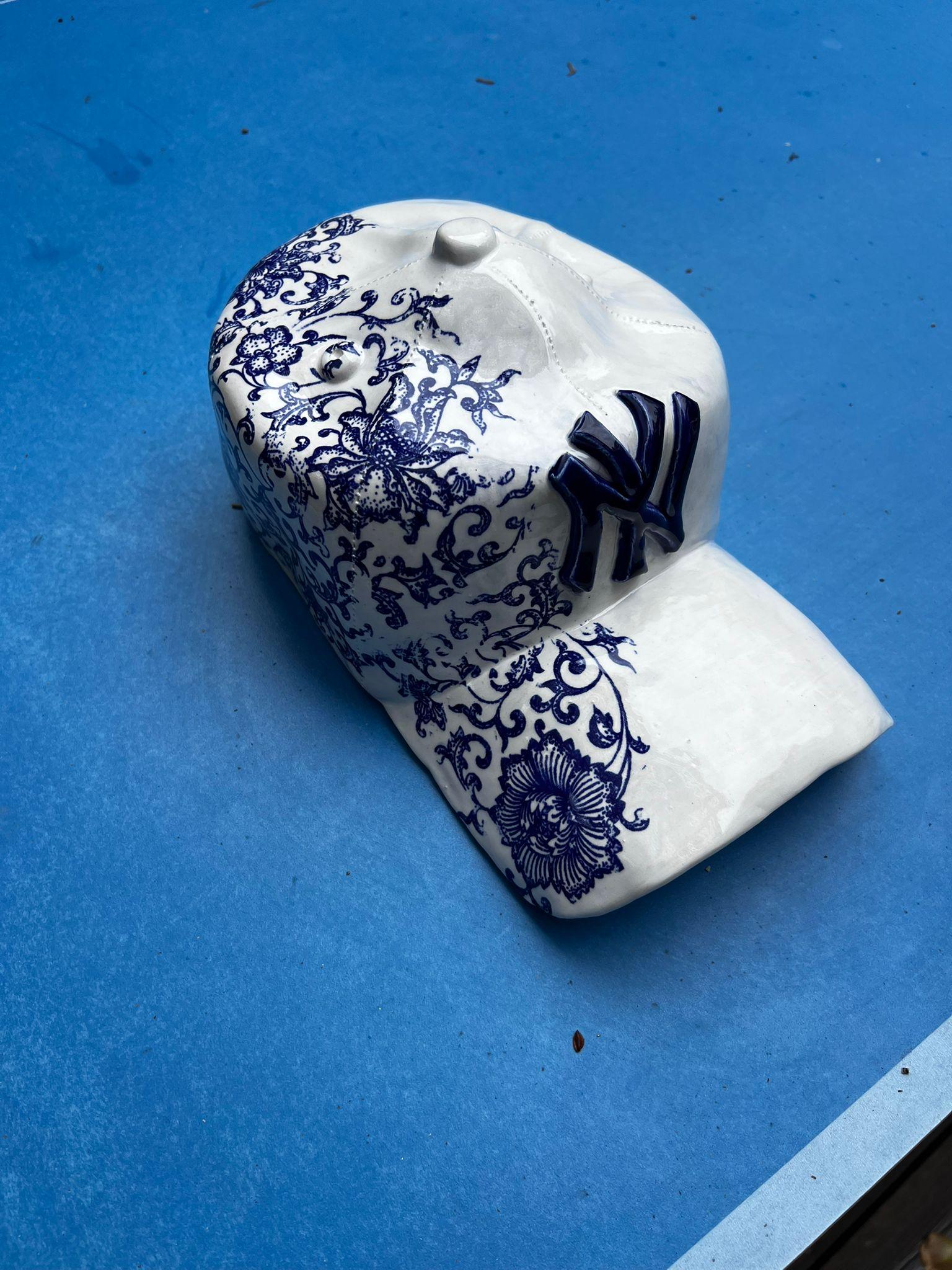 Empire Blaue Yankees-Kappenskulptur aus Keramik NY, figurative Skulptur (Pop-Art), Sculpture, von Yael Yanay