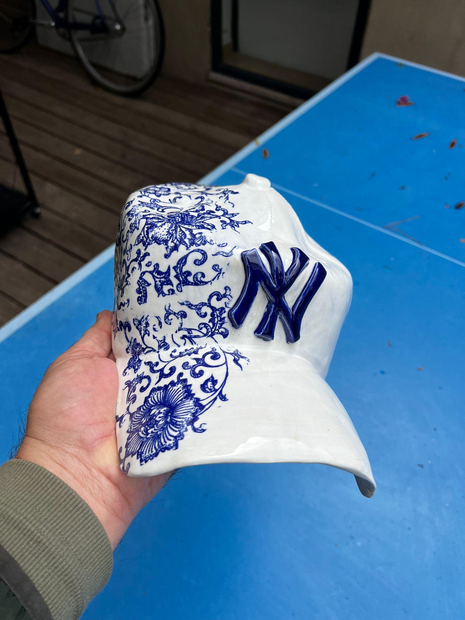 Empire Blaue Yankees-Kappenskulptur aus Keramik NY, figurative Skulptur im Angebot 1
