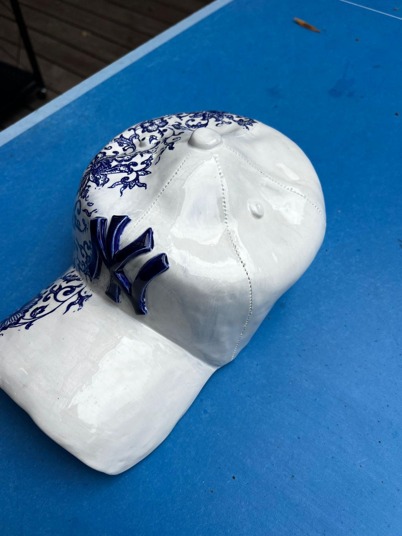 Empire Blaue Yankees-Kappenskulptur aus Keramik NY, figurative Skulptur im Angebot 4