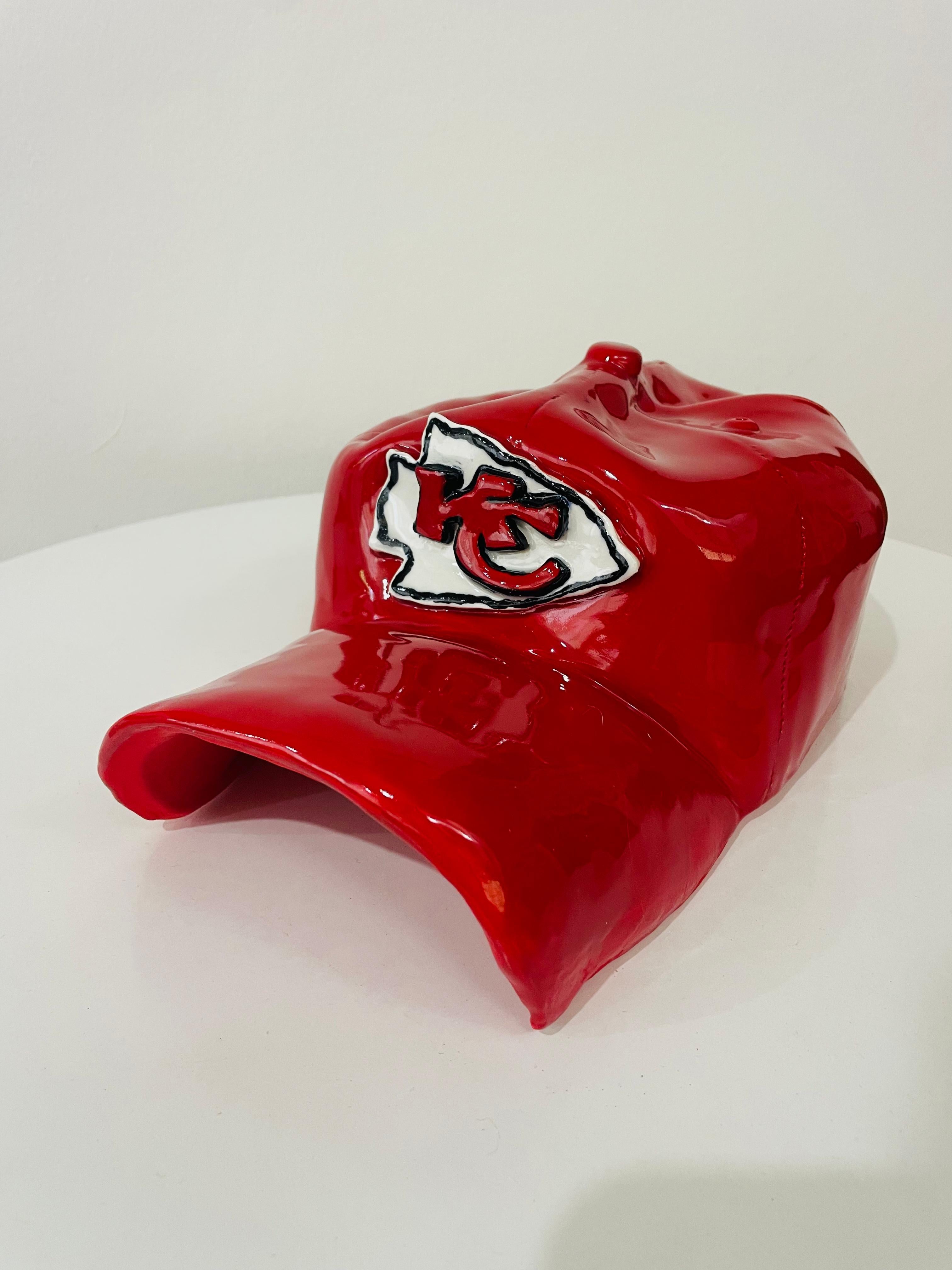 Scultura di CAP in ceramica (rosso) - scultura figurativa - Sculpture di Yael Yanay