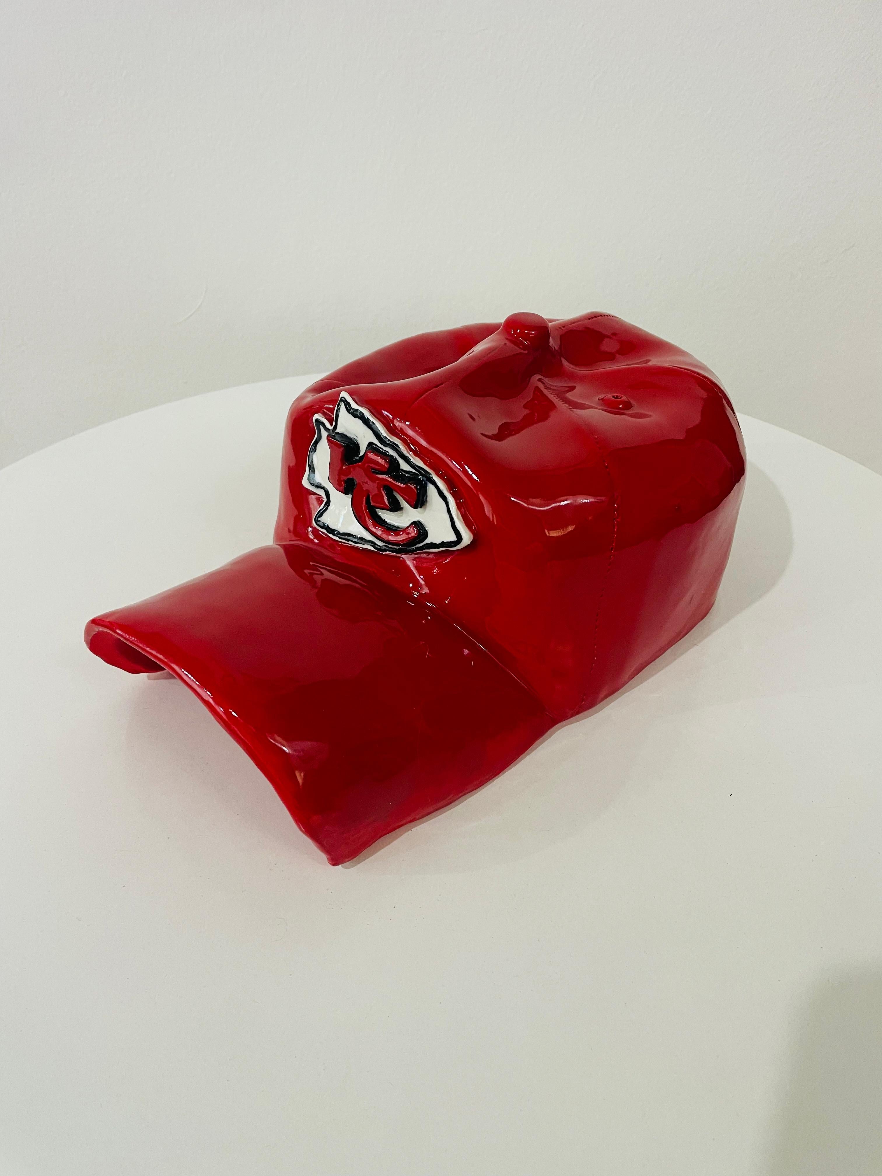 Scultura di CAP in ceramica (rosso) - scultura figurativa - Sculpture Pop Art di Yael Yanay
