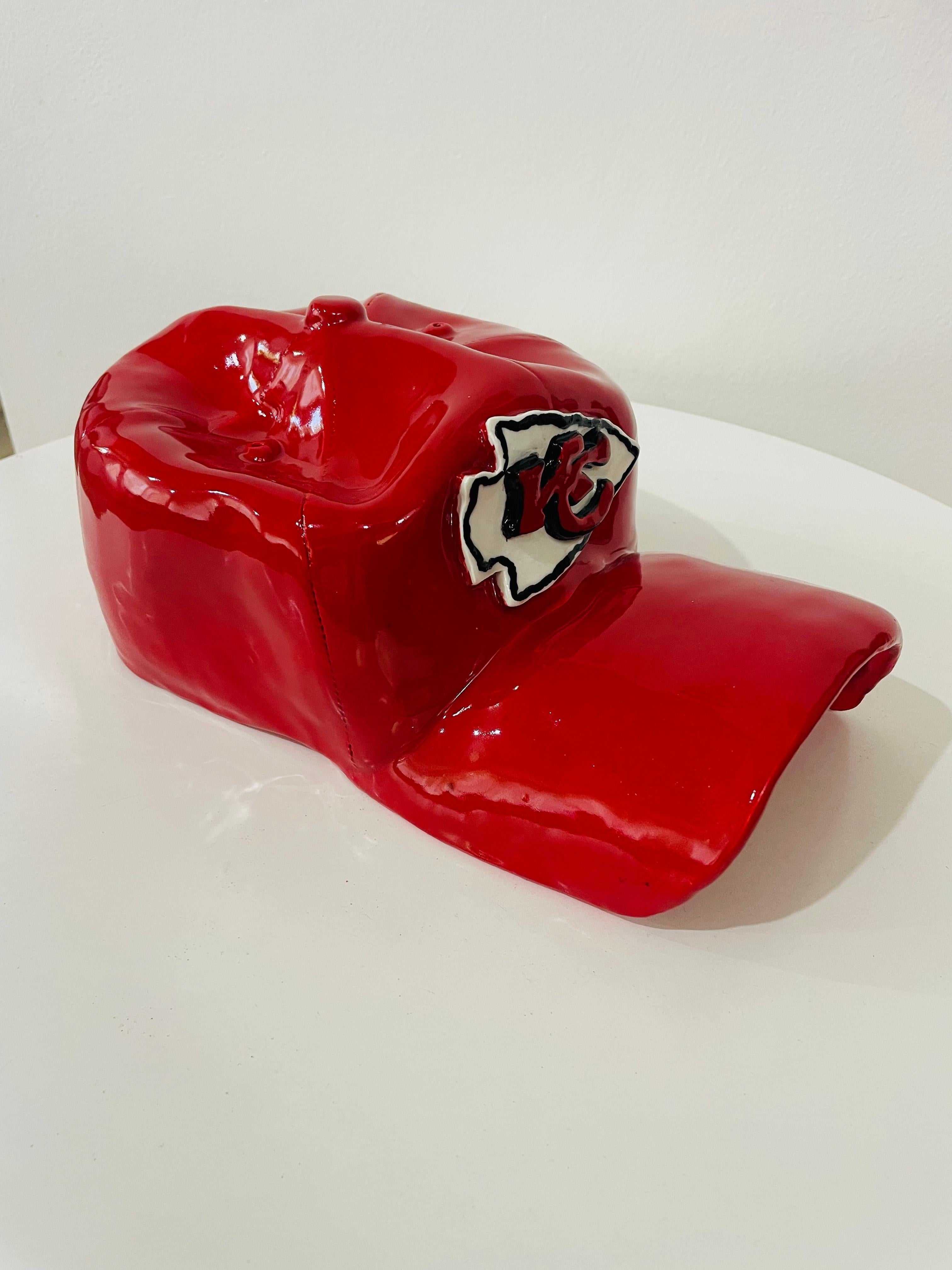 Scultura di CAP in ceramica (rosso) - scultura figurativa - Figurative Sculpture Grigio di Yael Yanay