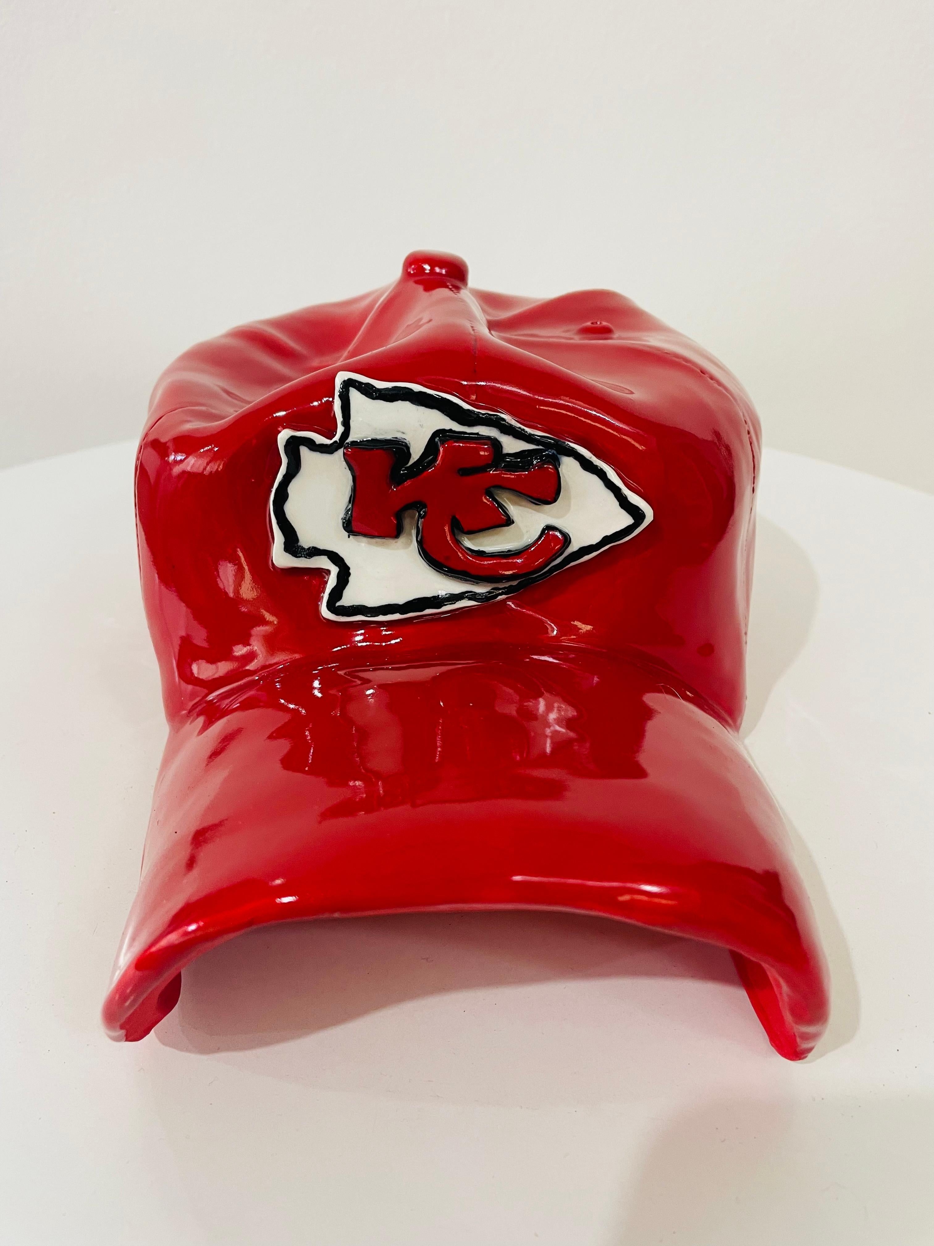 Questo bellissimo cappello KC Chiefs in ceramica, unico nel suo genere e realizzato a mano, fa parte dell'ultimo lavoro di Yael Yanay.

Questi cappelli in ceramica realizzati a mano sono meticolosamente disegnati per assomigliare agli iconici