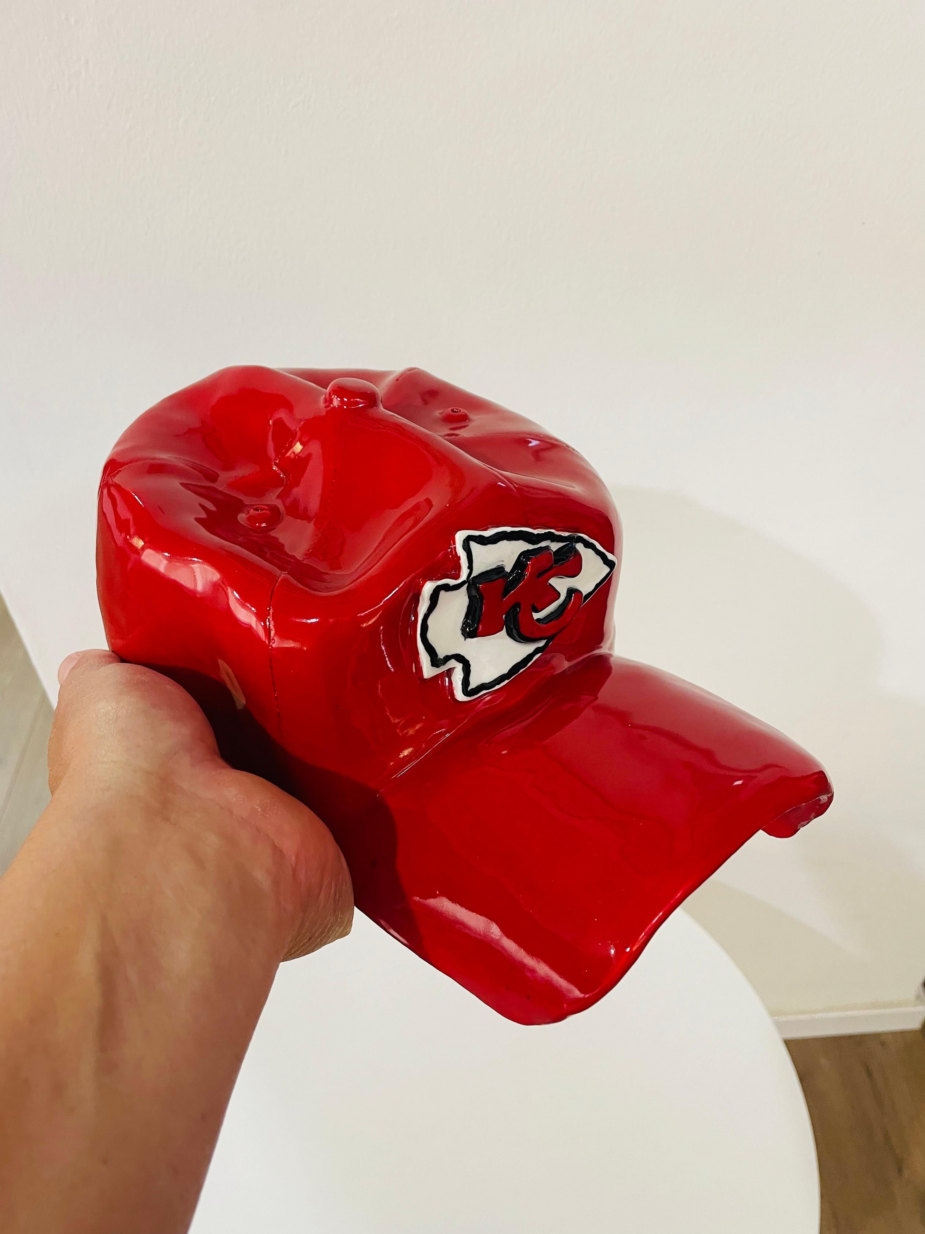 Scultura di CAP in ceramica (rosso) - scultura figurativa in vendita 2