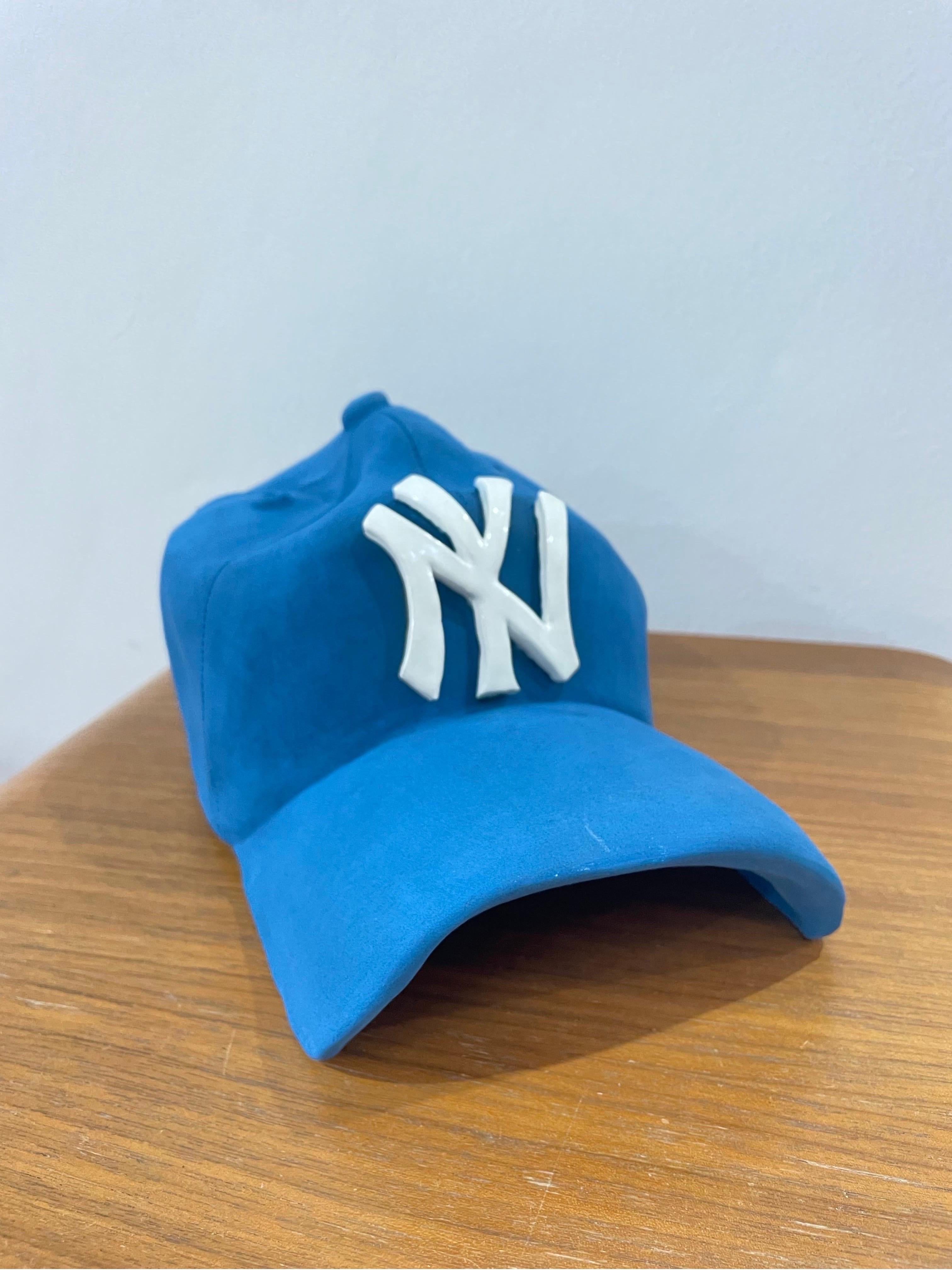 Escultura gorra de cerámica de los NY Yankees (azul) - escultura figurativa - Sculpture de Yael Yanay