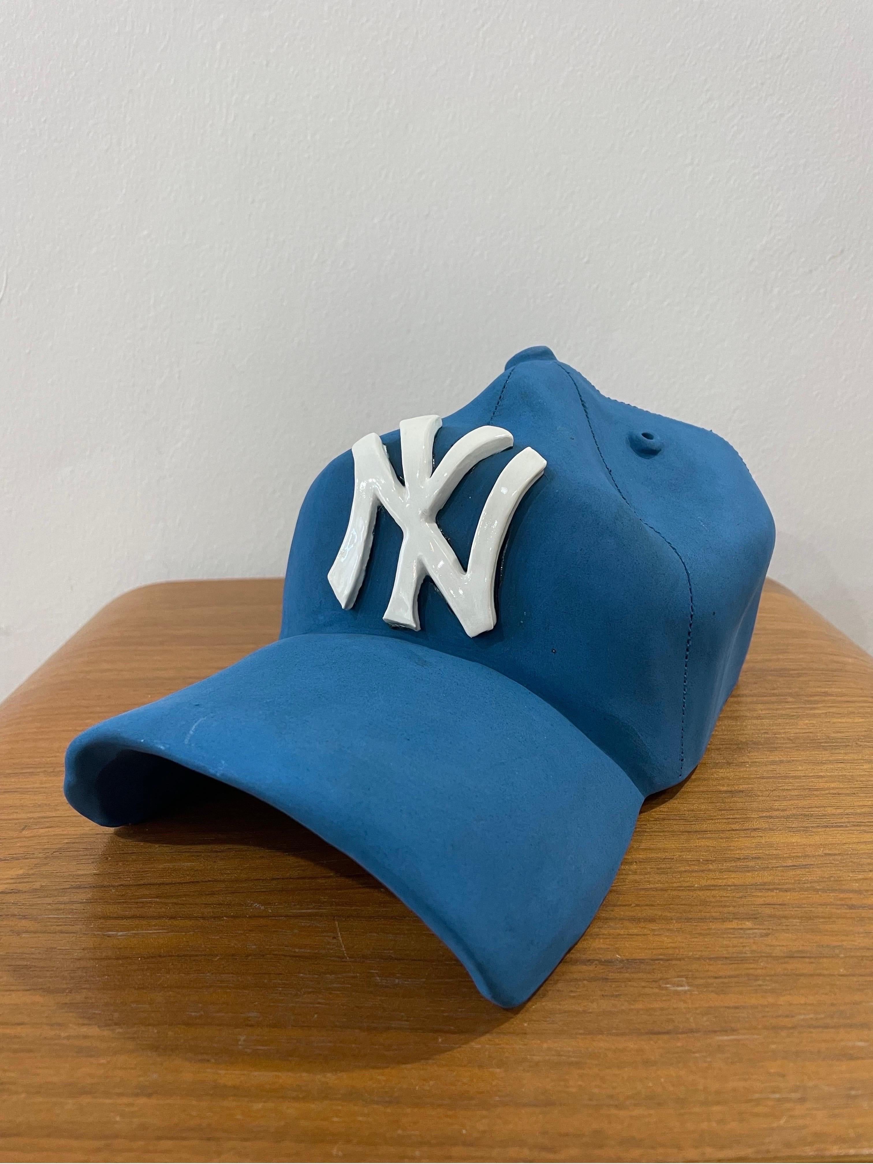 Escultura gorra de cerámica de los NY Yankees (azul) - escultura figurativa - Sculpture Arte pop de Yael Yanay