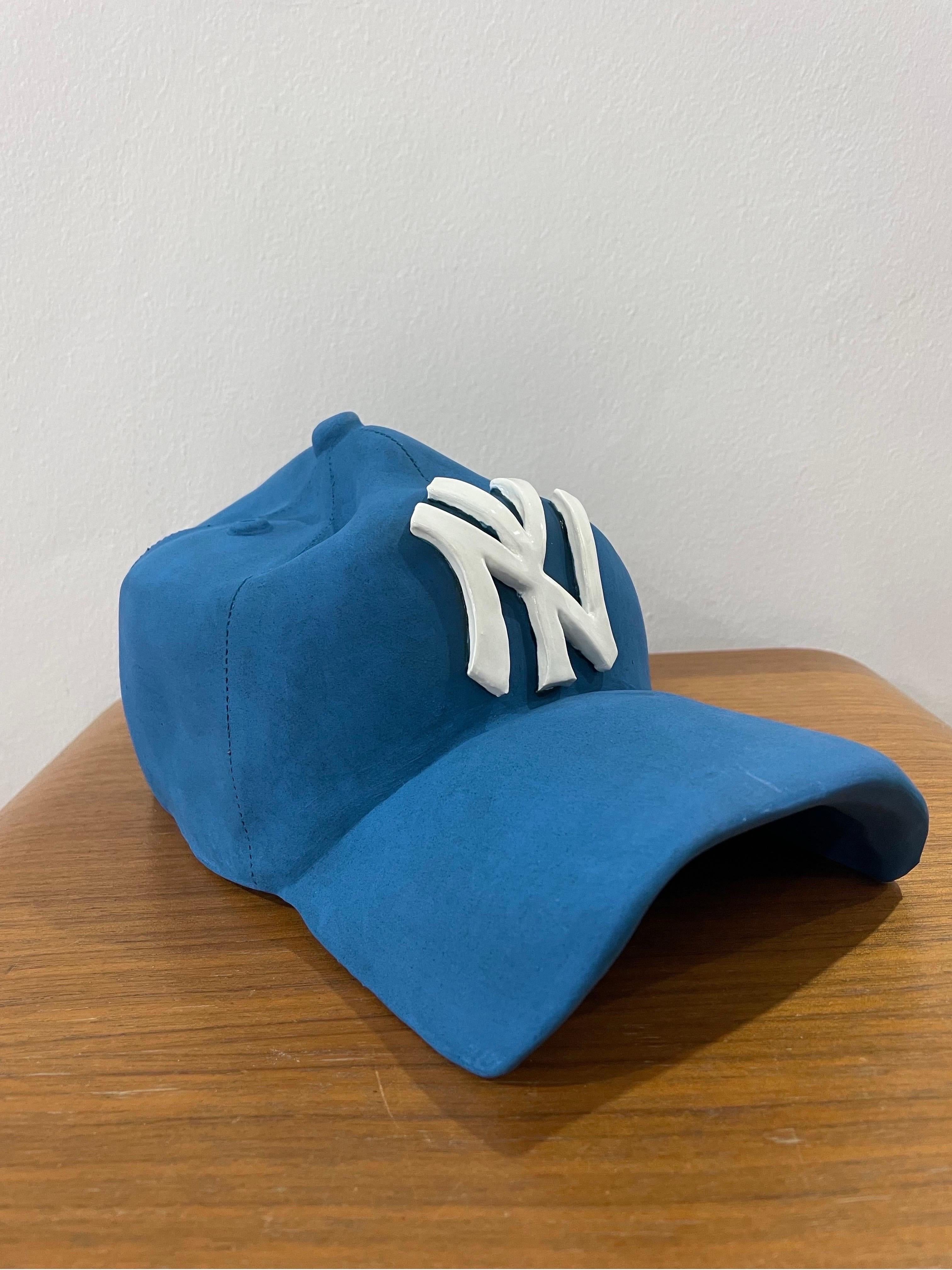 Escultura gorra de cerámica de los NY Yankees (azul) - escultura figurativa - Still-Life Sculpture Gris de Yael Yanay