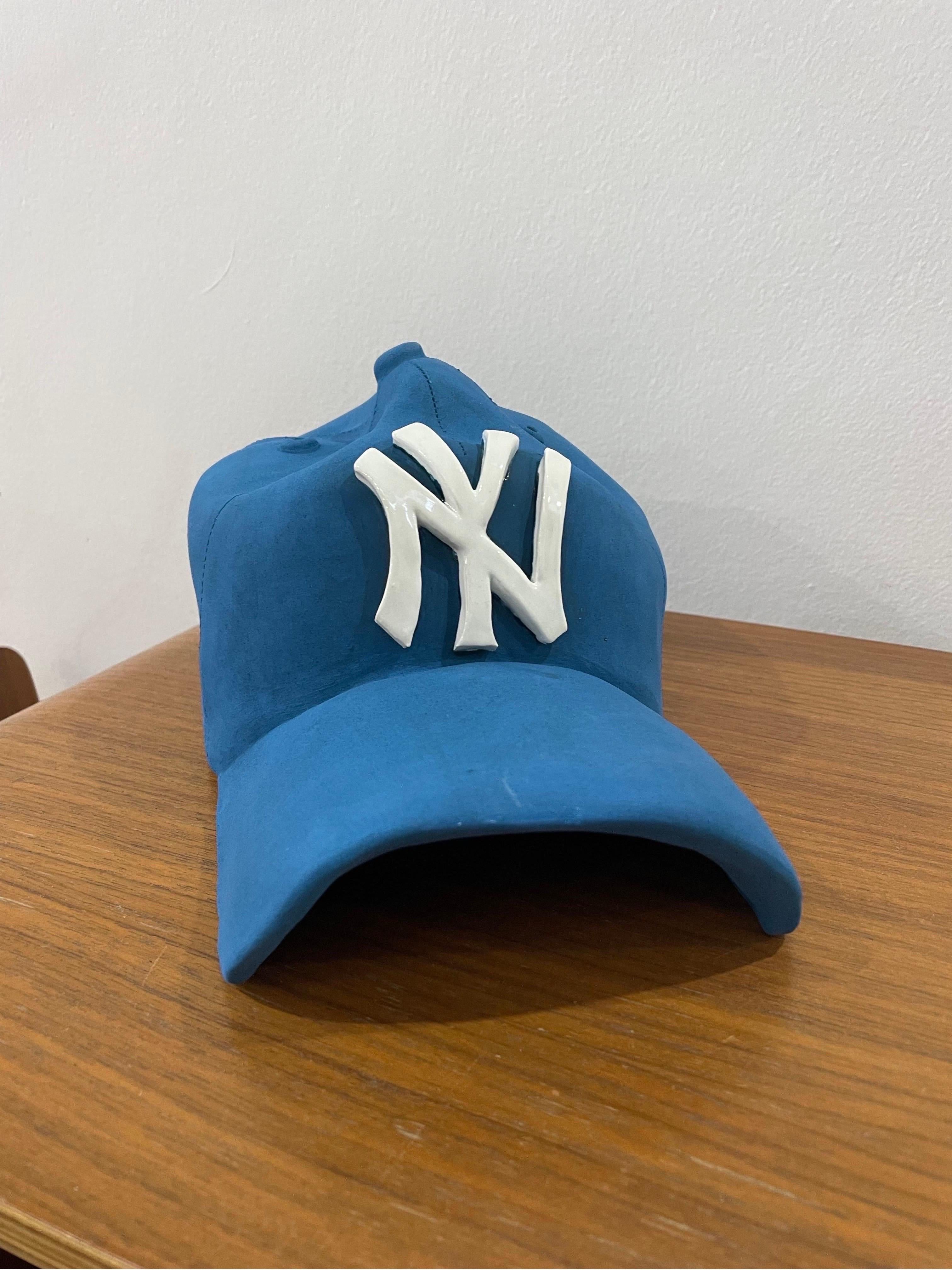 Este precioso sombrero yanqui de cerámica, único en su especie, pertenece a la última obra de Yael Yanay.

Estas gorras de cerámica hechas a mano están meticulosamente diseñadas para parecerse a las icónicas gorras de béisbol, con un logotipo