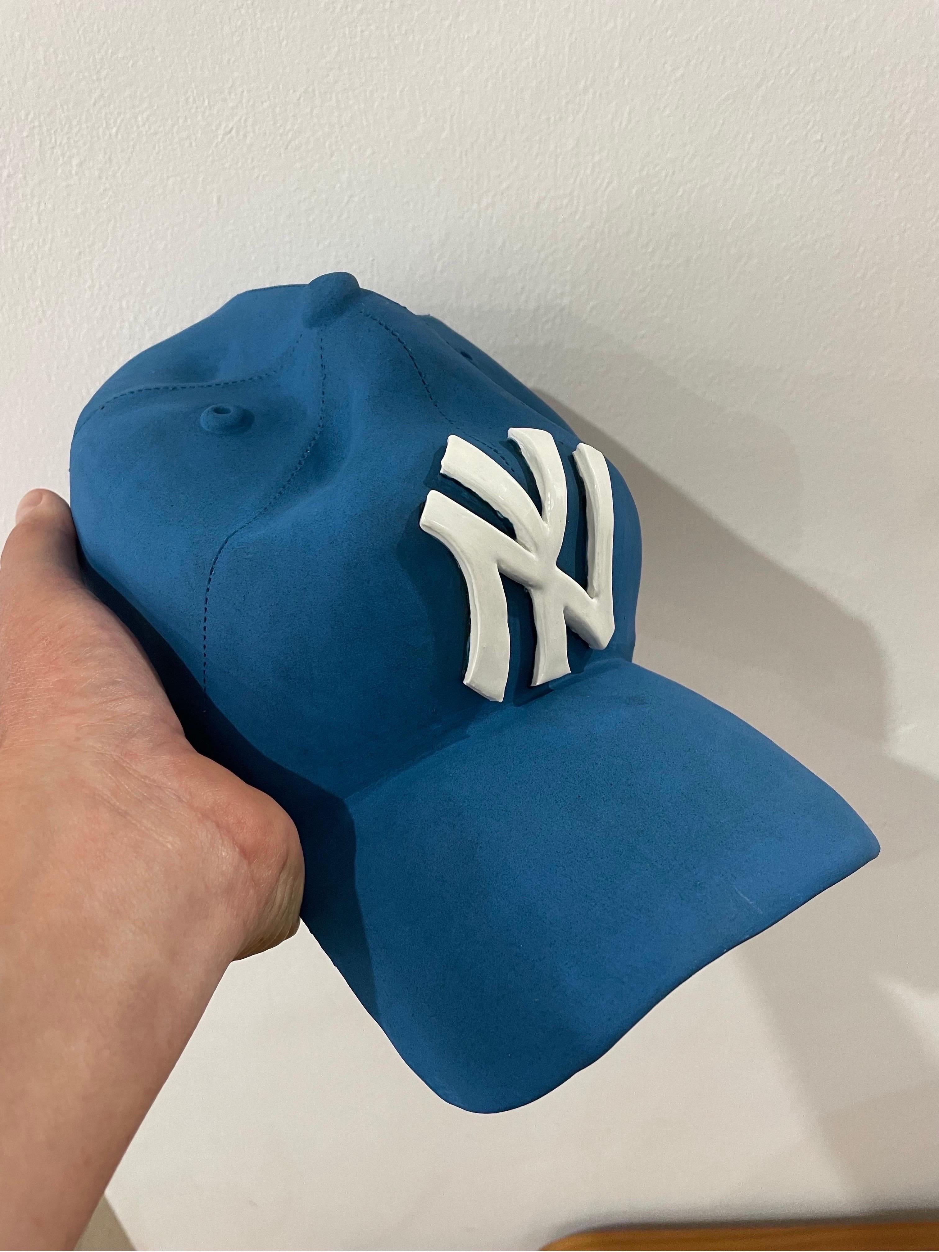 Escultura gorra de cerámica de los NY Yankees (azul) - escultura figurativa 1
