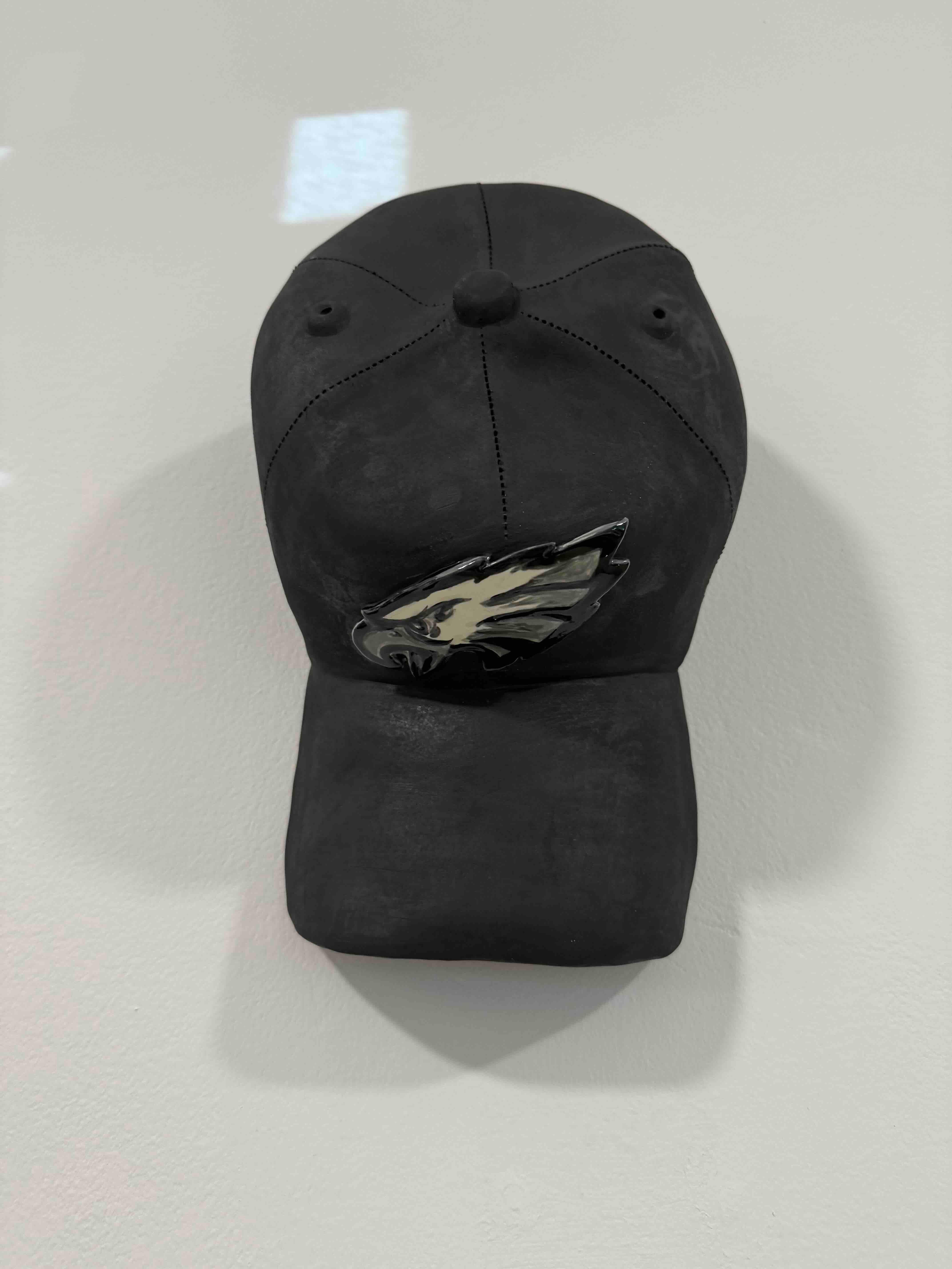 Scultura in ceramica del CAP dei Philadelphia Eagles (nero - scultura figurativa) - Sculpture di Yael Yanay