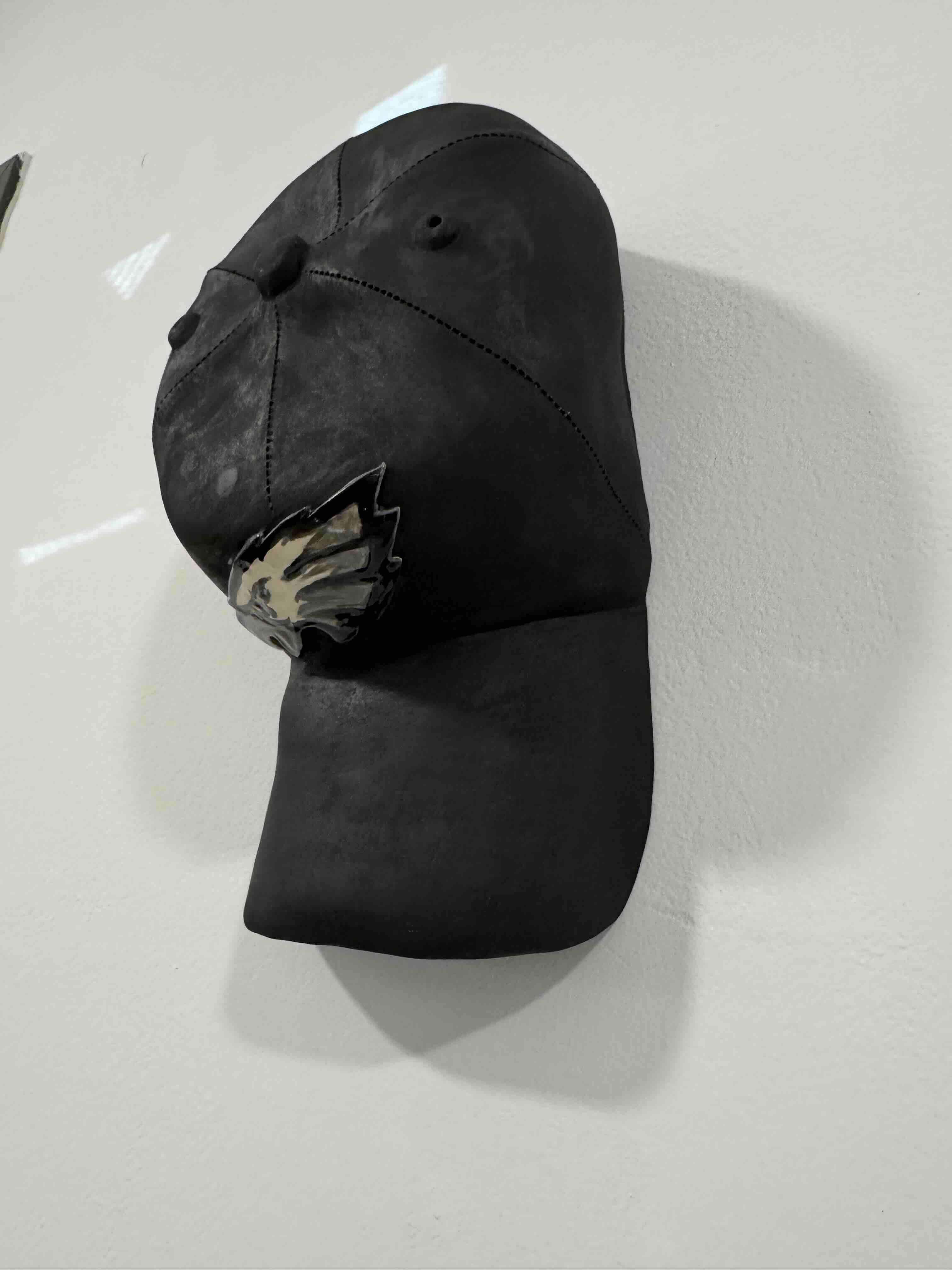 Scultura in ceramica del CAP dei Philadelphia Eagles (nero - scultura figurativa) - Sculpture Pop Art di Yael Yanay