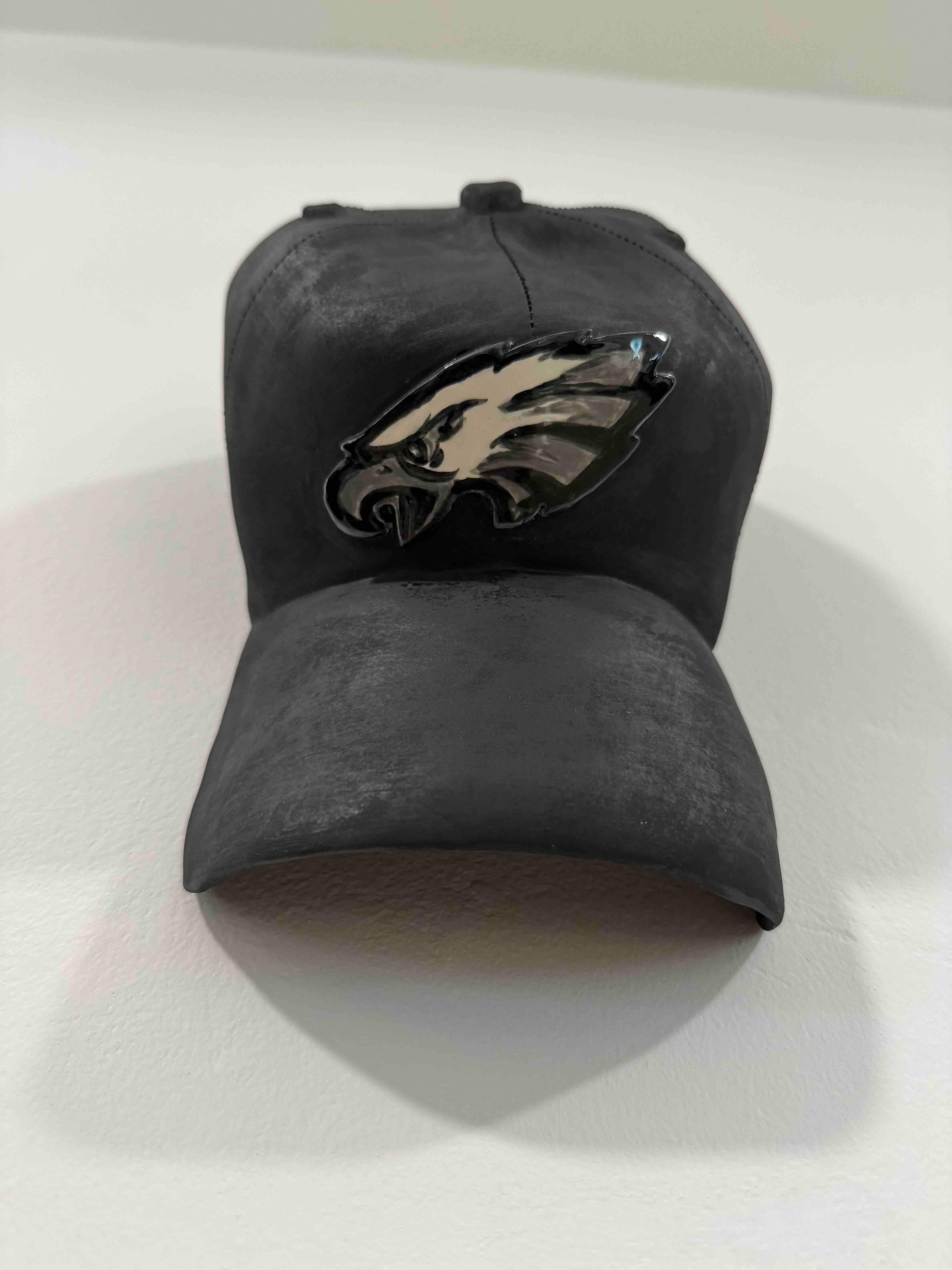 Questo bellissimo berretto dei Philadelphia Eagles in ceramica, unico nel suo genere e realizzato a mano, appartiene all'ultimo lavoro di Yael Yanay.

Questi cappelli in ceramica realizzati a mano  sono meticolosamente progettati per assomigliare