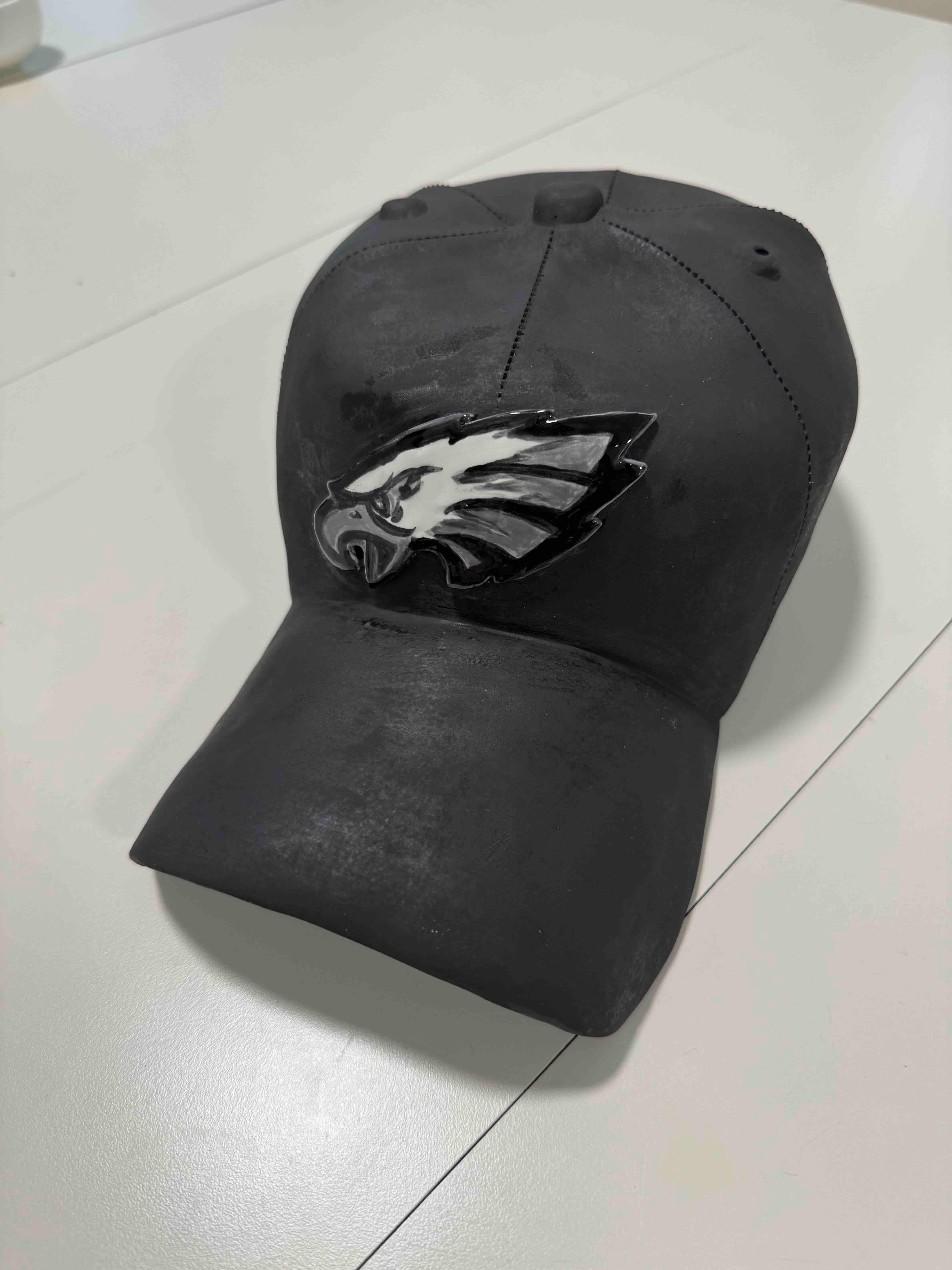 Scultura in ceramica del CAP dei Philadelphia Eagles (nero - scultura figurativa) in vendita 3