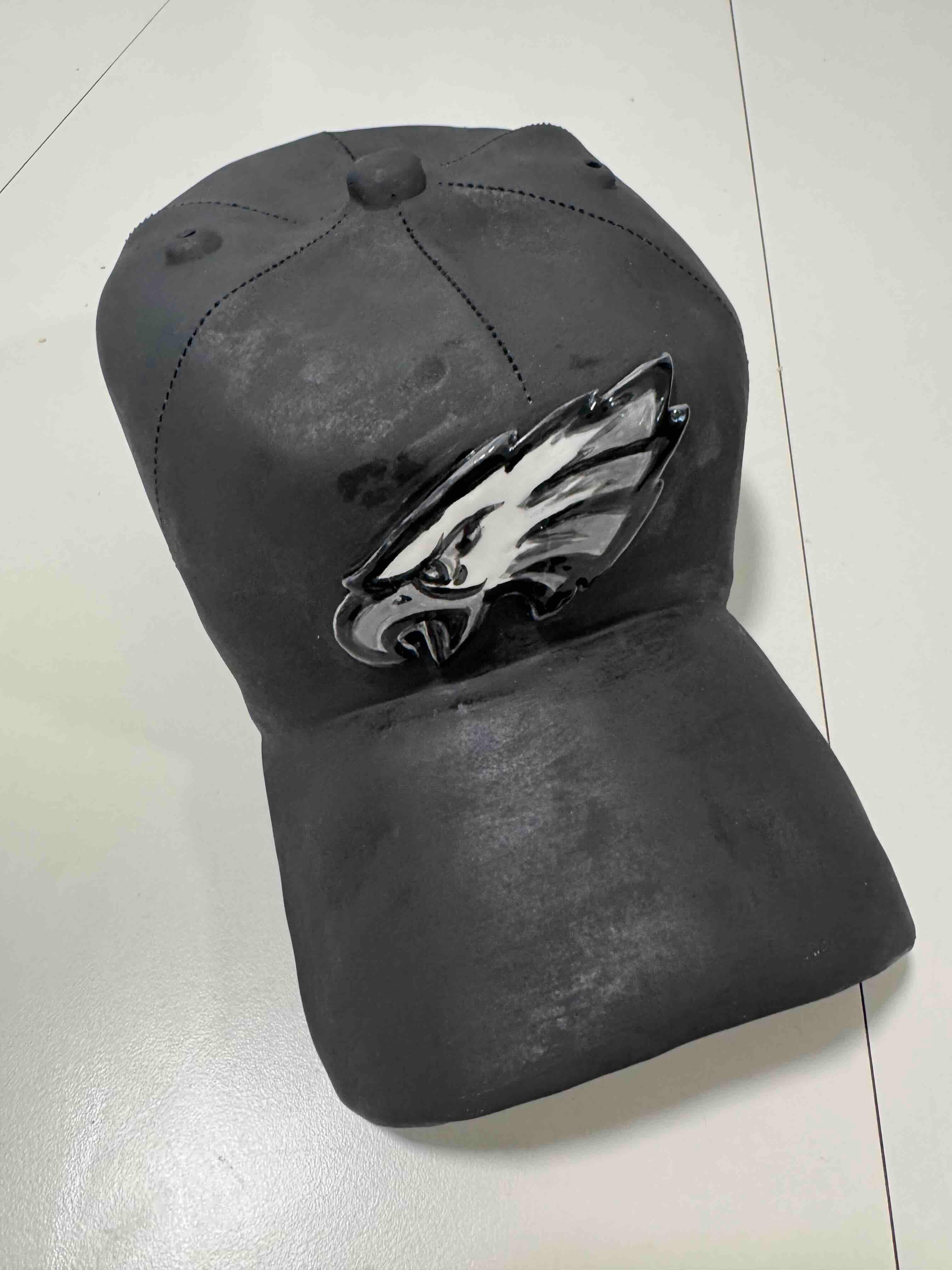 Scultura in ceramica del CAP dei Philadelphia Eagles (nero - scultura figurativa) in vendita 4