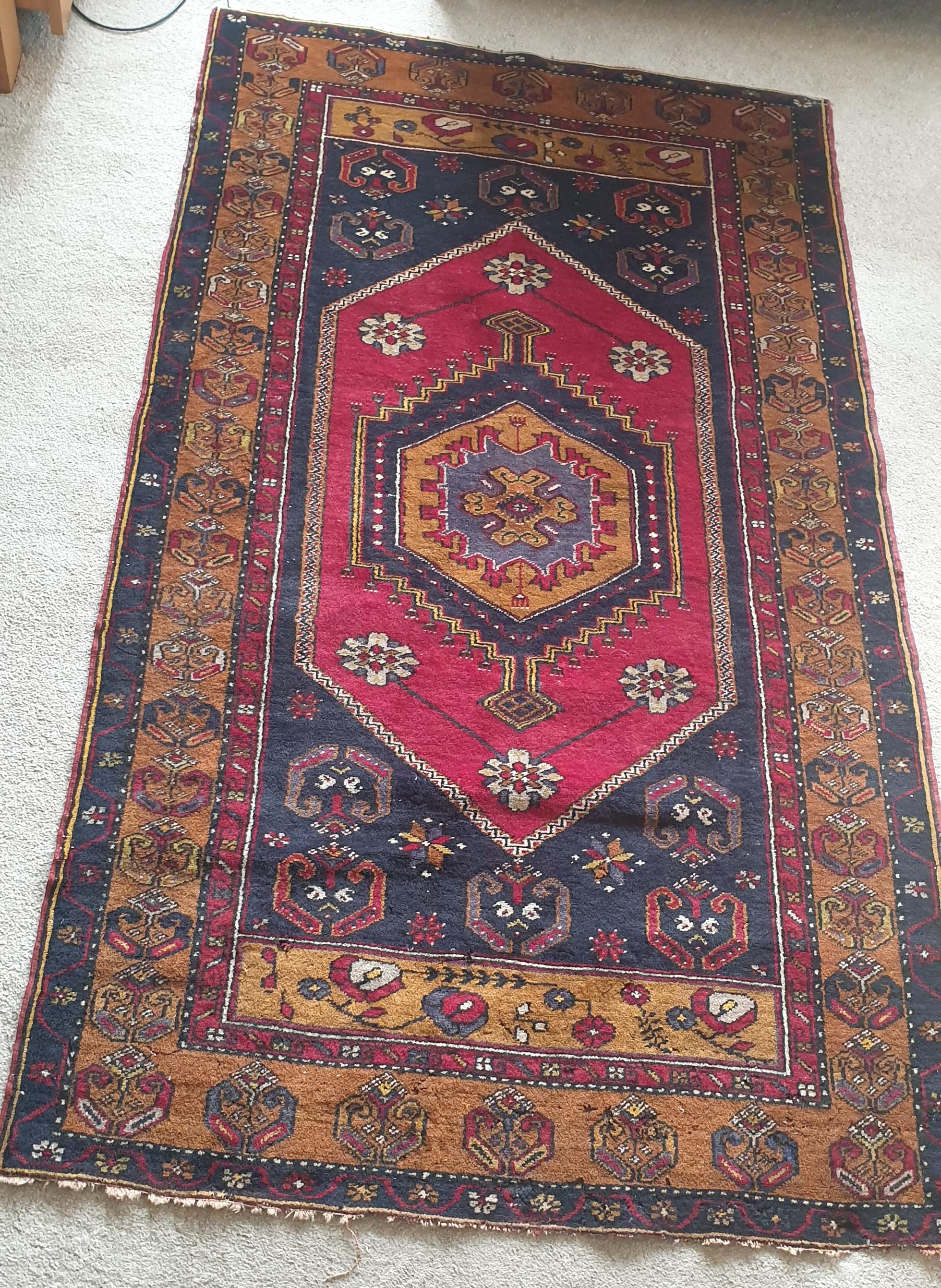 Dies ist ein sehr schönes Beispiel für einen Wollteppich aus der Region Yahyali in der Türkei. 100% Wolle und natürliche Farbstoffe aus den 1930er Jahren. Die gedämpften dunkelblauen und braunen Farbtöne ergänzen das zentrale geometrische Design des