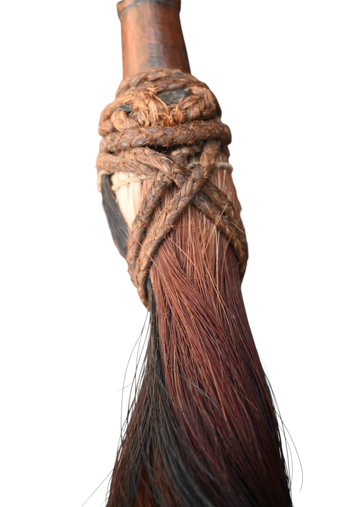 Batidor De Moscas Yaka Con Figura Femenina - Principios Siglo XX, Drc (33 Cm) en Bueno estado para la venta en Bilzen, BE