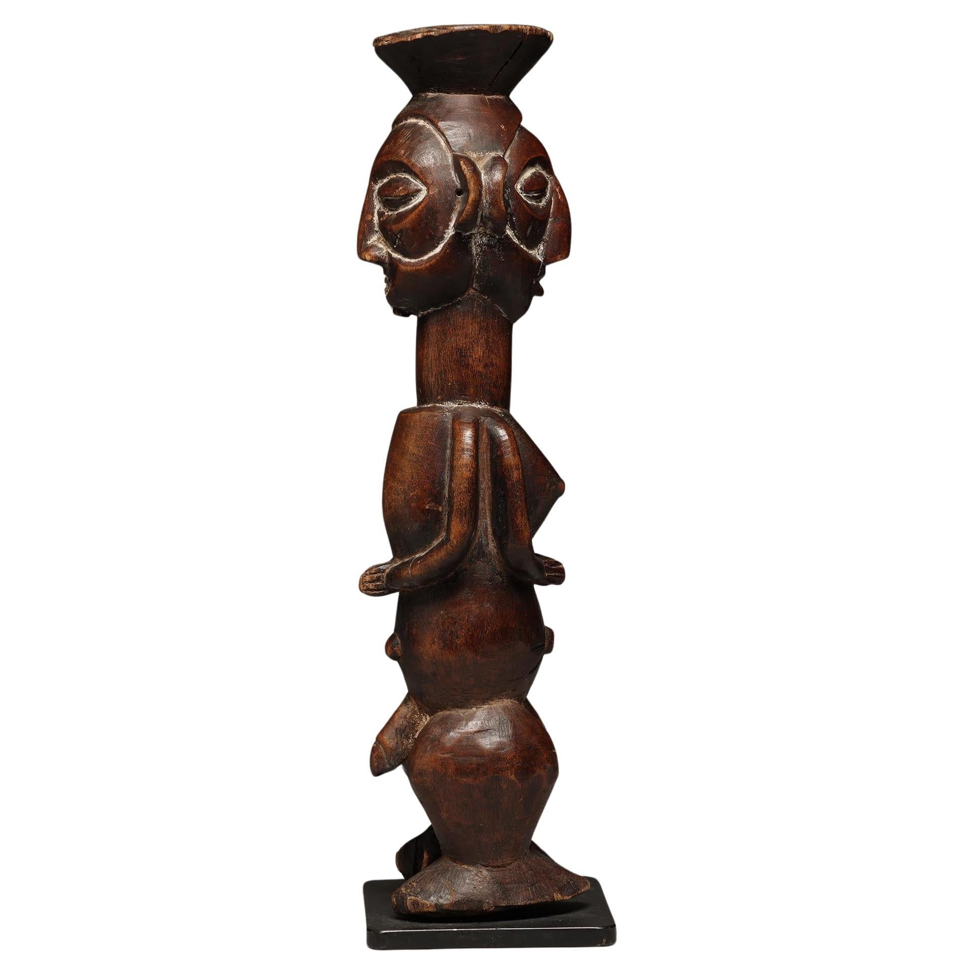 Yaka Bois sculpté Janus debout dos à dos figure de divination homme/femme RDC Congo, Afrique
La figurine mesure 17 1/2