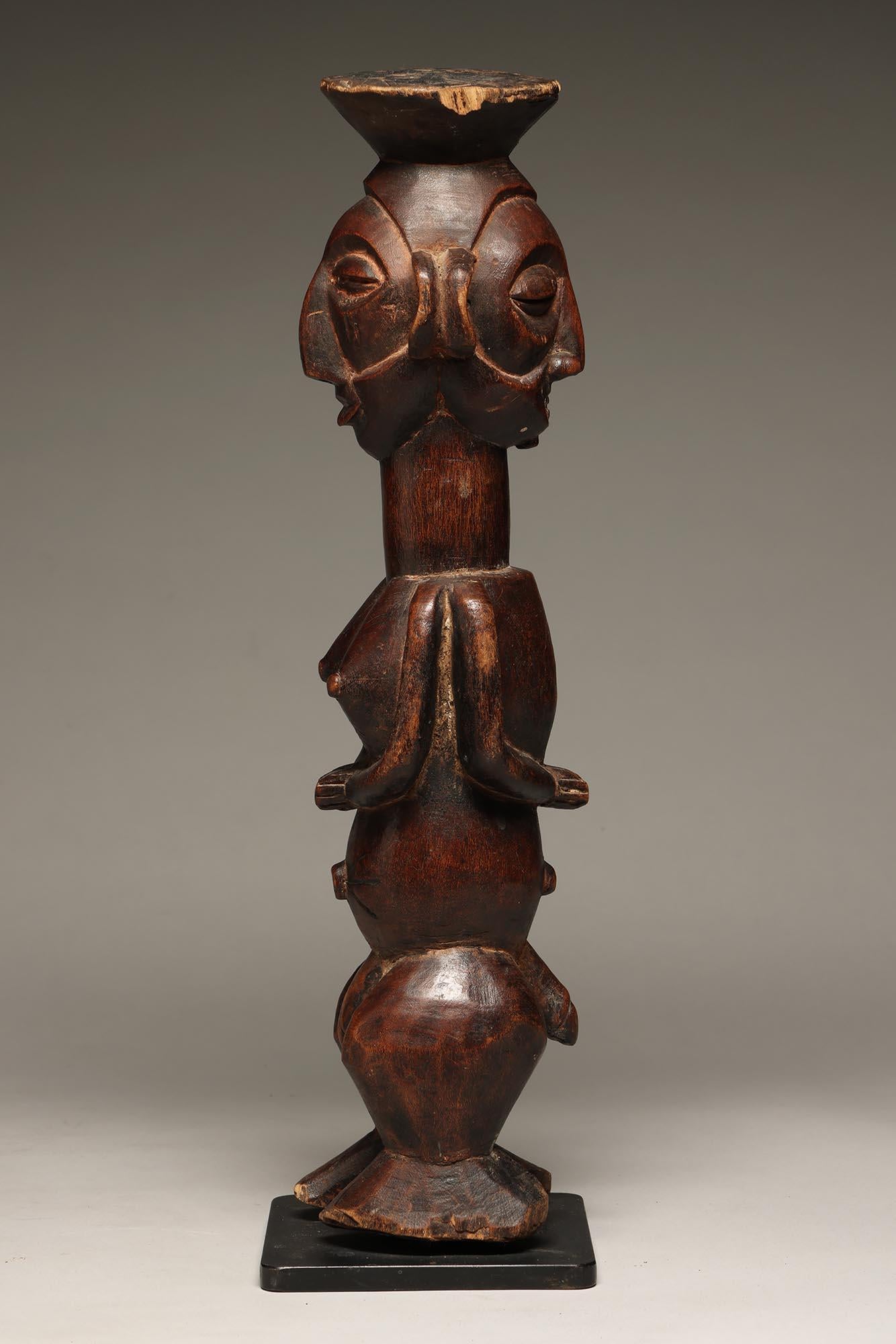 Bois Figure de Divination Janus masculine/femme sur pied Yaka du Congo, Afrique en vente