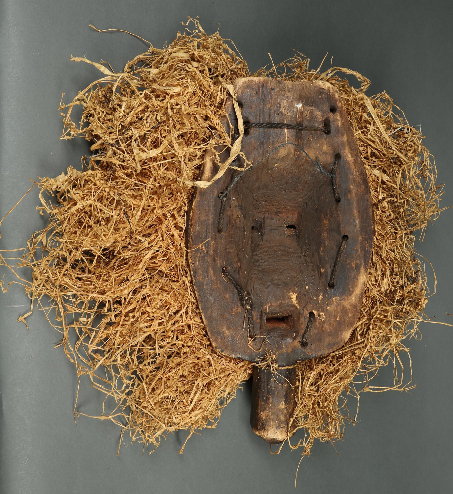 Yaka Stammes-Initiation-Maske mit Raffia, Kongo ''DRC'', frühes 20. Jahrhundert, Afrika im Angebot 1