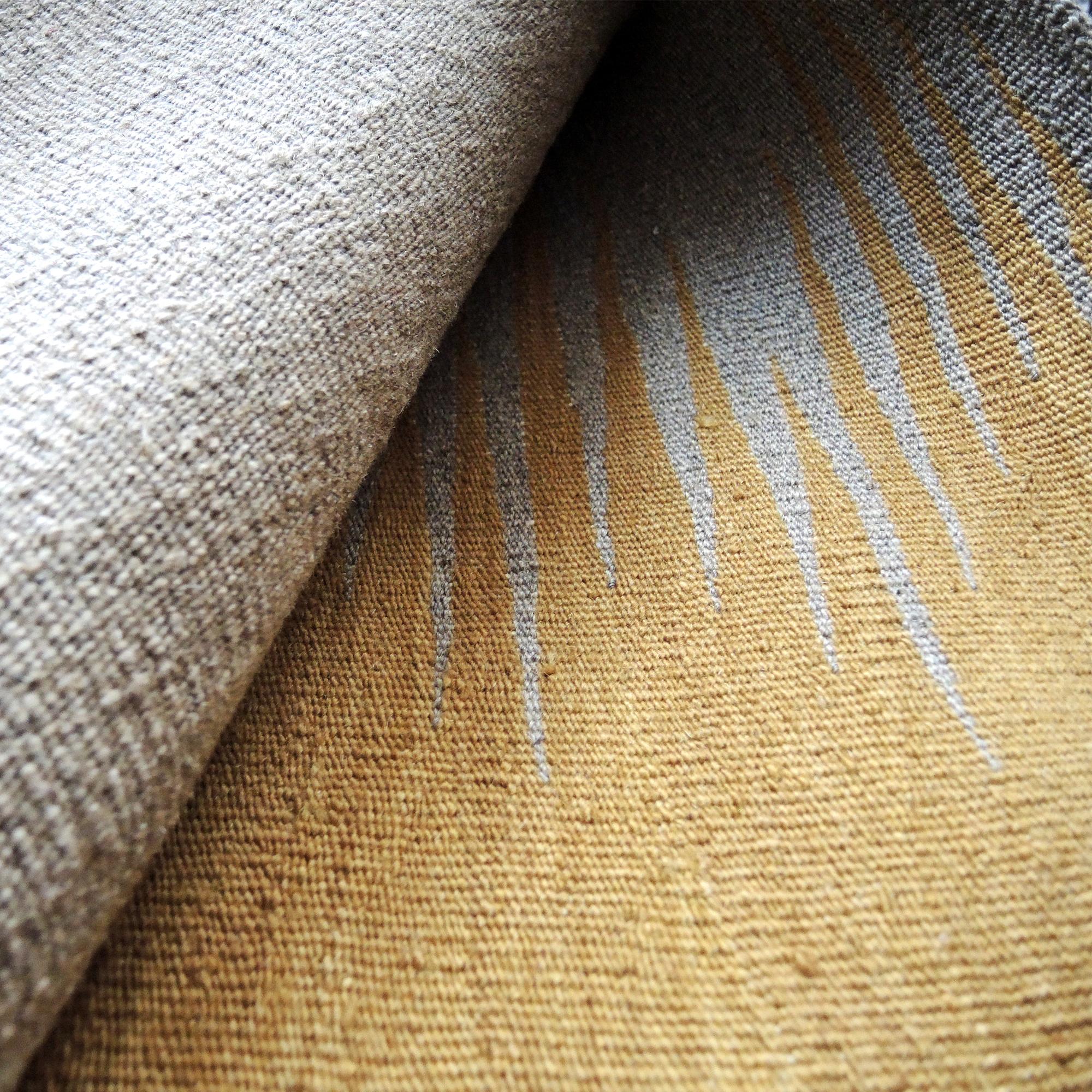 Yakamoz No 2 Zeitgenössischer moderner Kelim-Teppich, handgewebt aus Wolle in Senf-Earthy Gray (Moderne) im Angebot