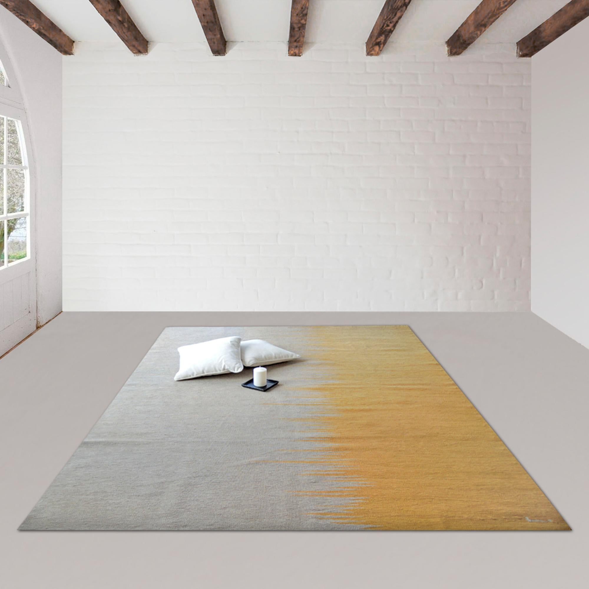 Yakamoz No 2 Zeitgenössischer moderner Kelim-Teppich, handgewebt aus Wolle in Senf-Earthy Gray (Türkisch) im Angebot
