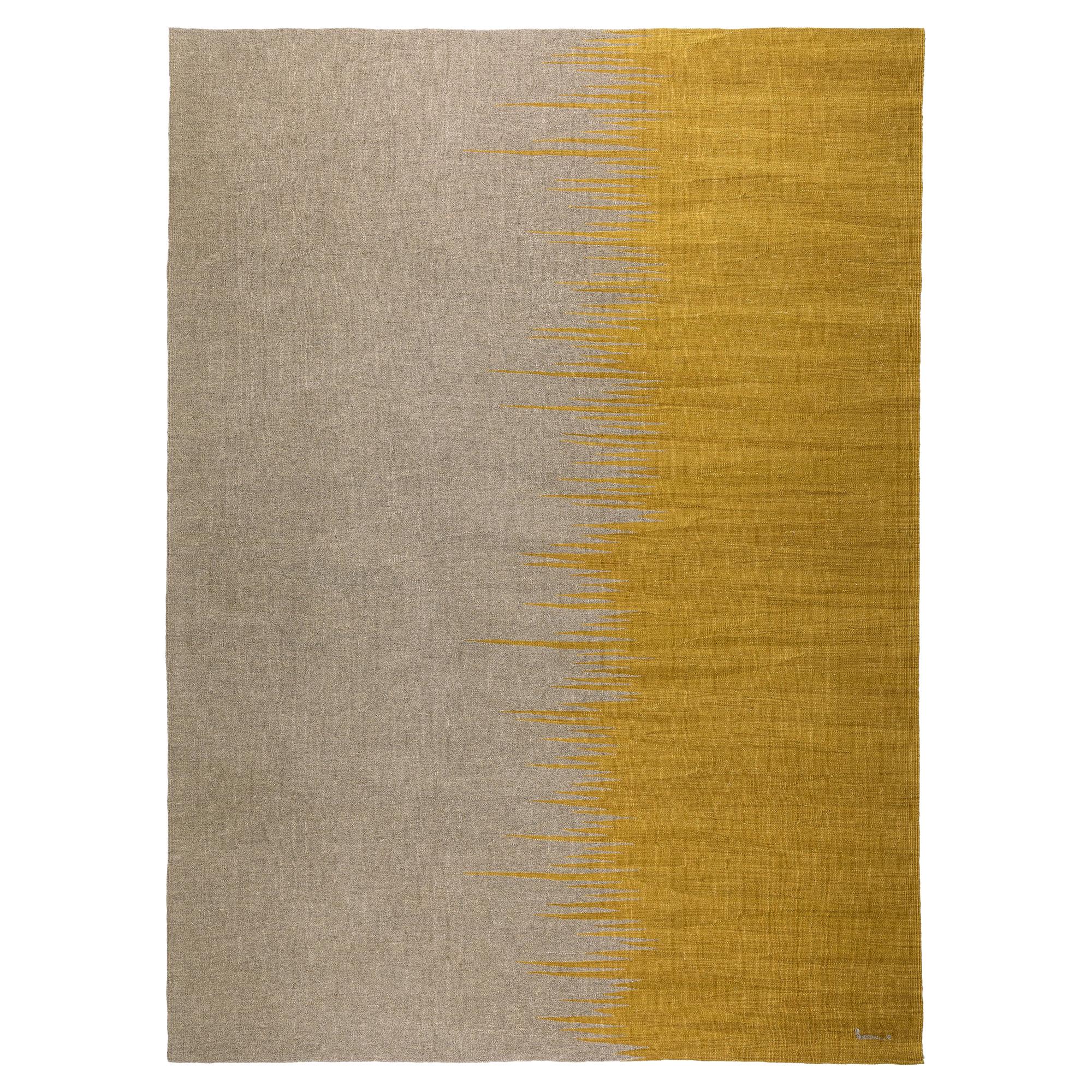 Yakamoz No 2 Zeitgenössischer moderner Kelim-Teppich, handgewebt aus Wolle in Senf-Earthy Gray im Angebot