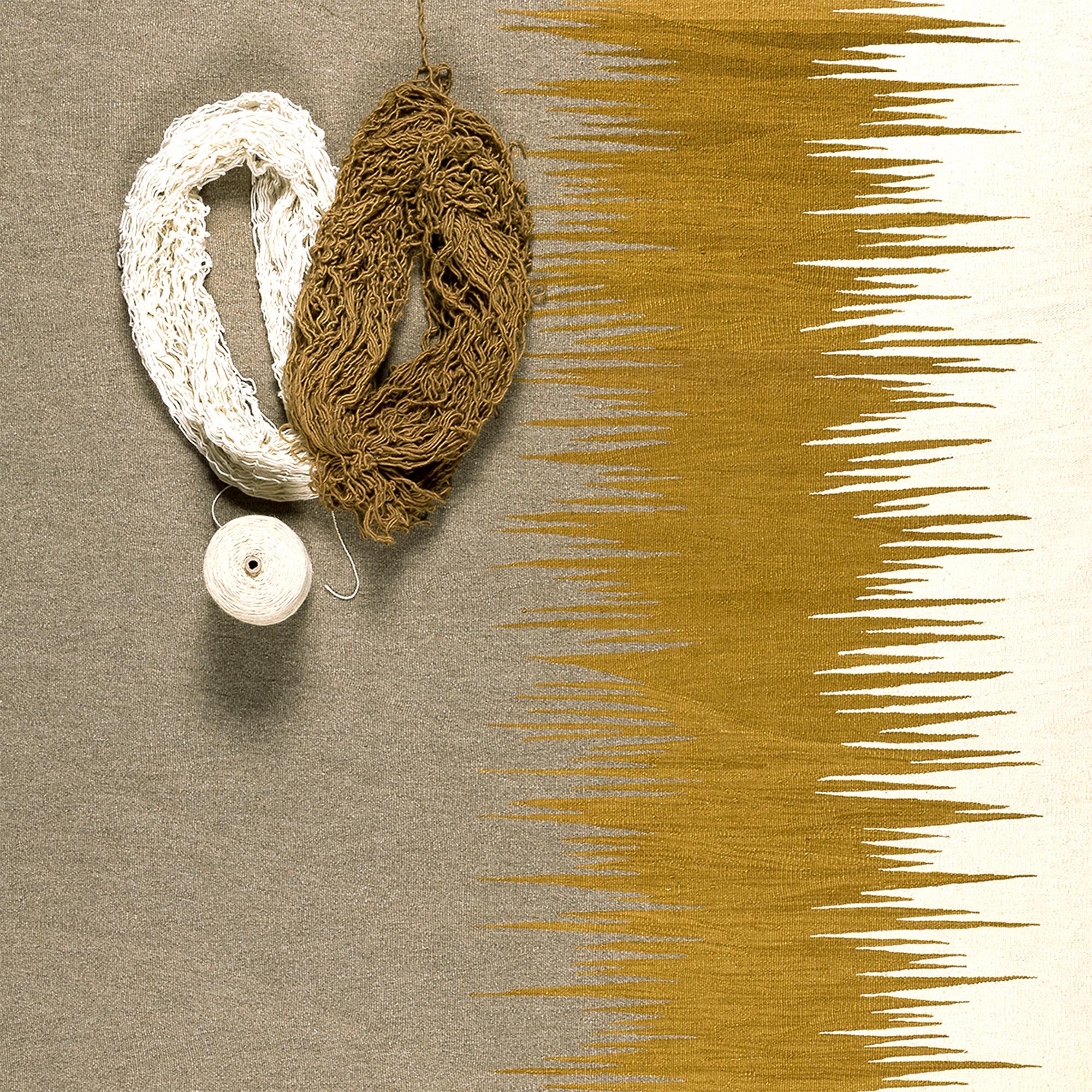 Der Kelimteppich Yakamoz No 3 gehört zu einer Serie von Kelims, die von der Poesie der Lichtreflexe auf der Meeresoberfläche inspiriert sind. Die abstrakten Muster, die an wechselnde Farbübergänge durch reflektiertes Licht erinnern, werden von