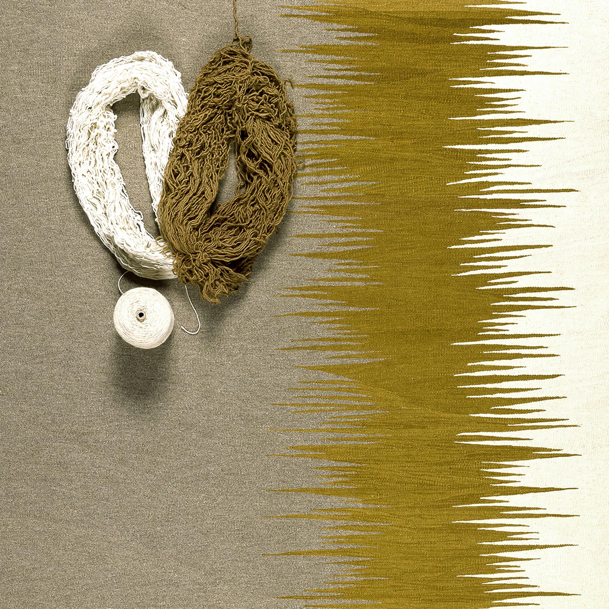 Der Kelimteppich Yakamoz No 2 gehört zu einer Serie von Kelims, die sich von der Poesie der Lichtreflexe auf der Meeresoberfläche inspirieren lassen. Die abstrakten Muster, die an wechselnde Farbübergänge durch reflektiertes Licht erinnern, werden