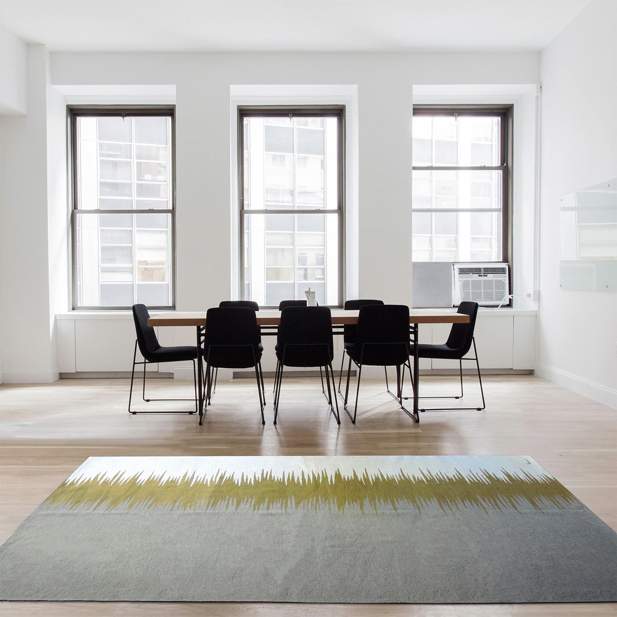 Tissé à la main Tapis Kilim contemporain Yakamoz No 3 en laine tissé à la main gris terreux et moutarde en vente