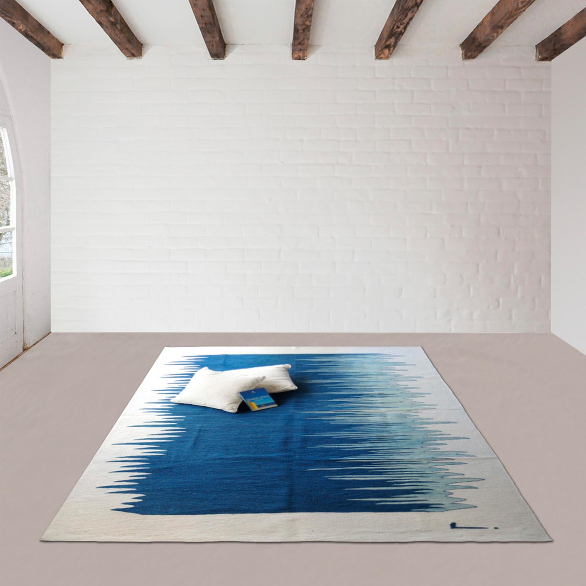 Yakamoz No 4 Zeitgenössischer moderner Kelim-Teppich aus Wolle, handgewebt in Blau und Dune White (Türkisch) im Angebot