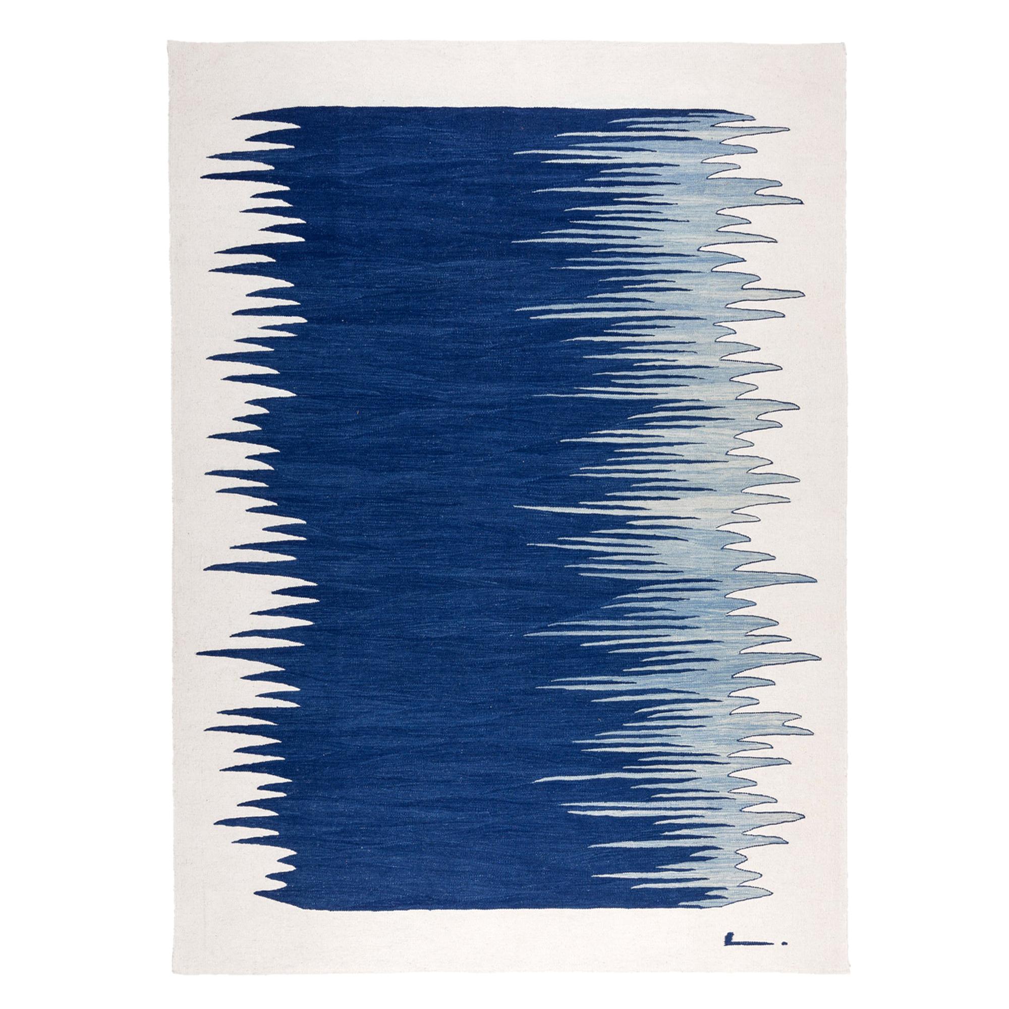 Tapis Kilim moderne contemporain Yakamoz No 4 en laine tissé à la main bleu et blanc cannelé