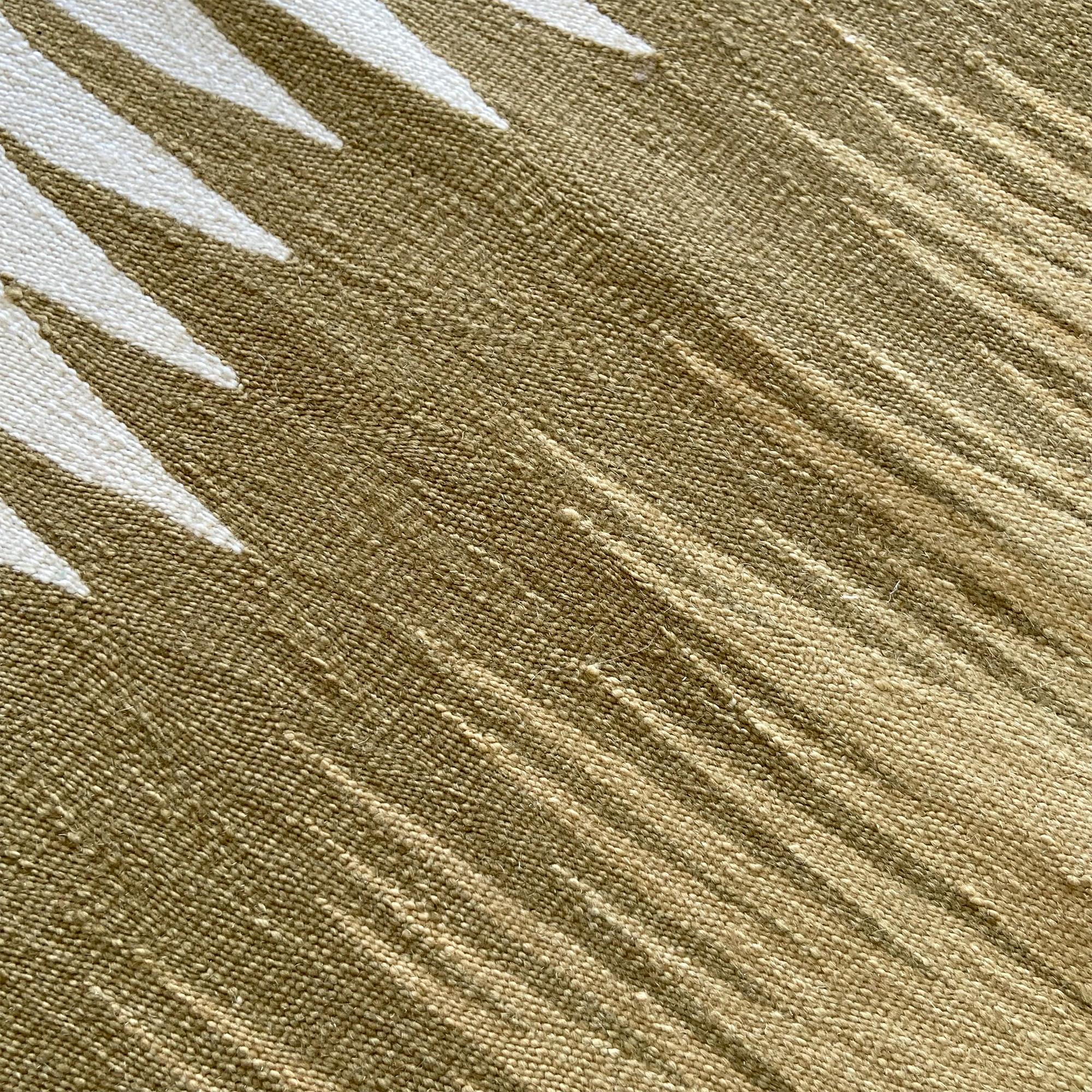 Der Kelimteppich Yakamoz No 4 gehört zu einer Serie von Kelims, die von der Poesie der Lichtreflexe auf der Meeresoberfläche inspiriert sind. Die abstrakten Muster, die an wechselnde Farbübergänge durch reflektiertes Licht erinnern, werden von