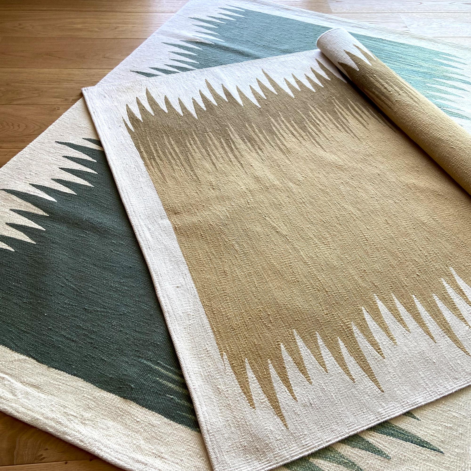 Yakamoz No 4 Zeitgenössischer moderner Kelim-Teppich, Wolle handgewebt in Grün und Dune White (Handgewebt) im Angebot