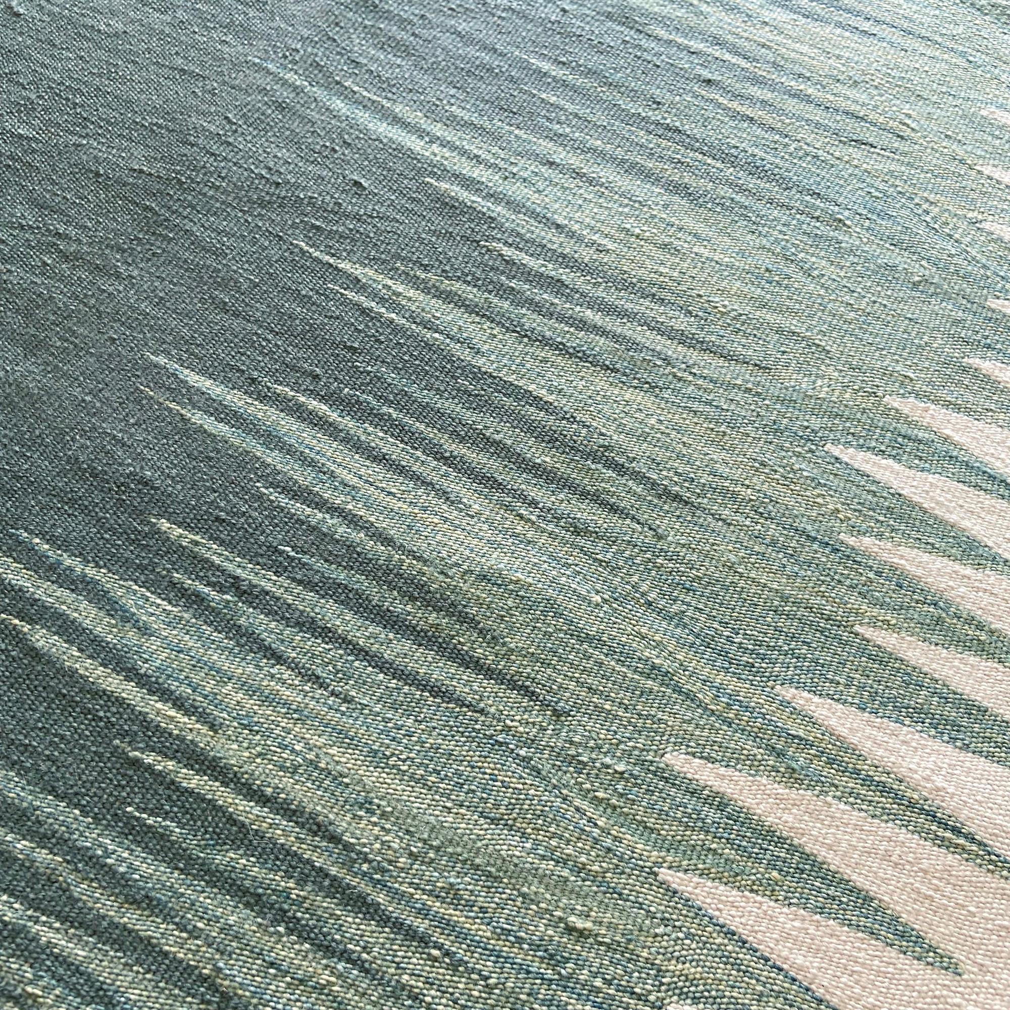 Le tapis kilim Yakamoz No 4 fait partie d'une série de kilims qui s'inspirent de la poésie des reflets lumineux à la surface de la mer. Les motifs abstraits, qui rappellent les transitions de couleurs alternées créées par la lumière réfléchie, sont