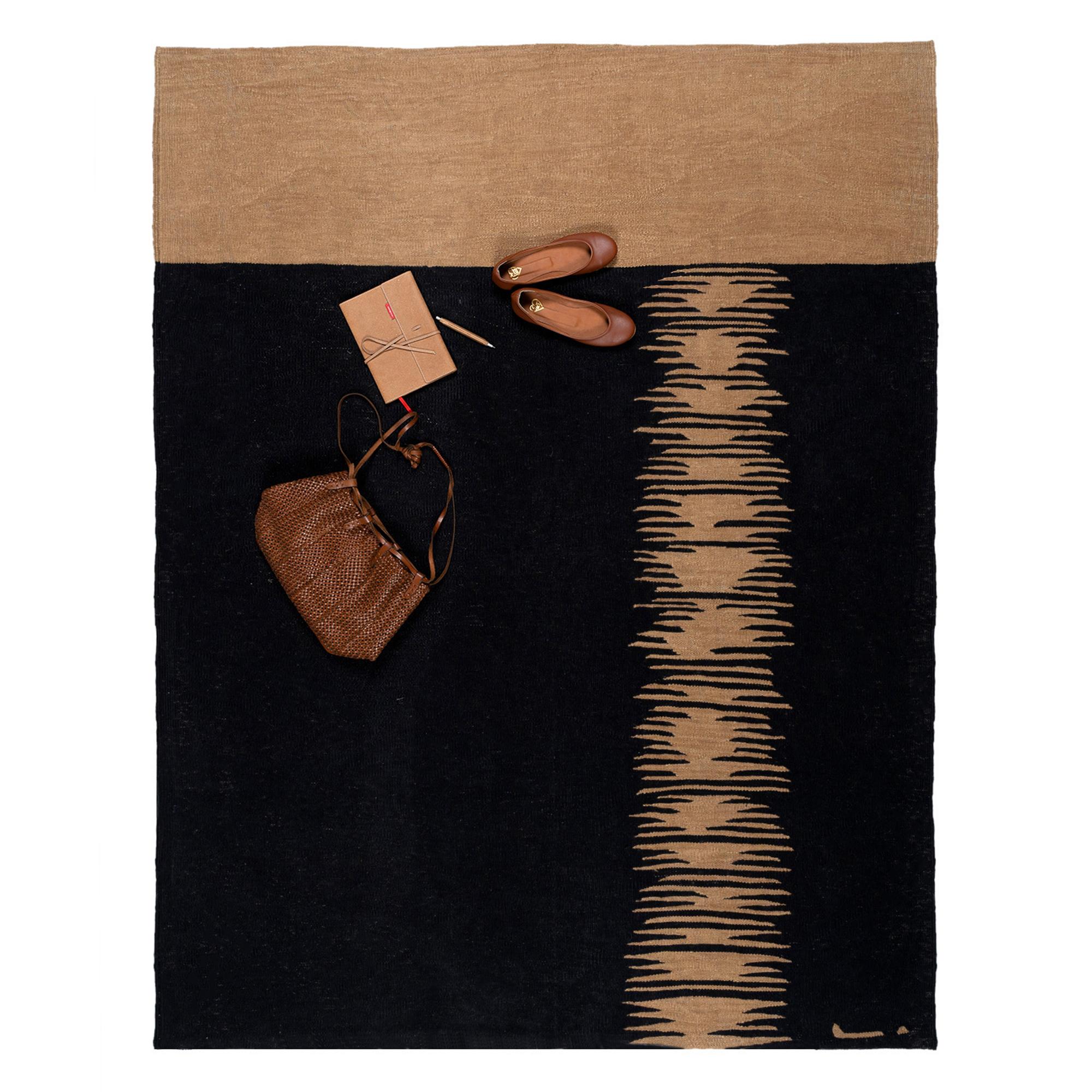 Yakamoz No 6 Zeitgenössischer Kelim-Teppich aus handgewebter Wolle, Mitternachts- und Erntegelb (Moderne) im Angebot