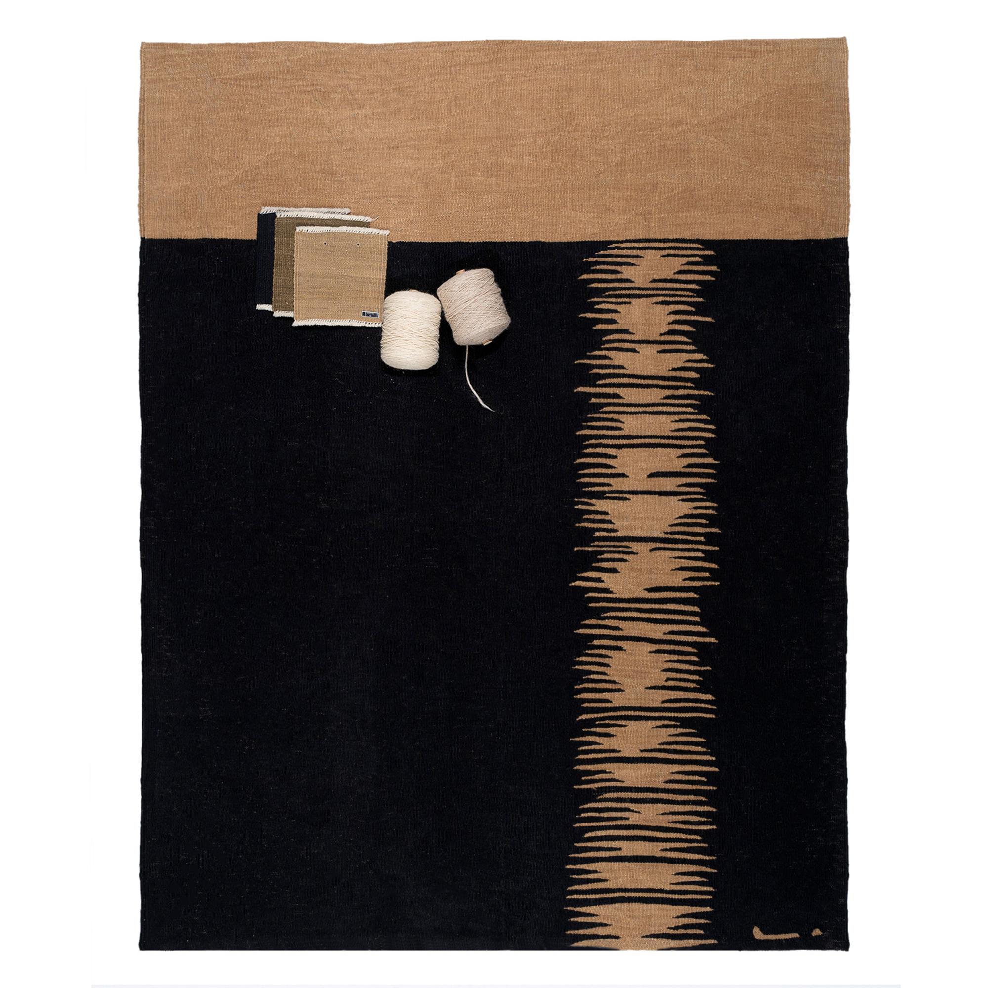 Yakamoz No 6 Zeitgenössischer Kelim-Teppich aus handgewebter Wolle, Mitternachts- und Erntegelb (Handgewebt) im Angebot